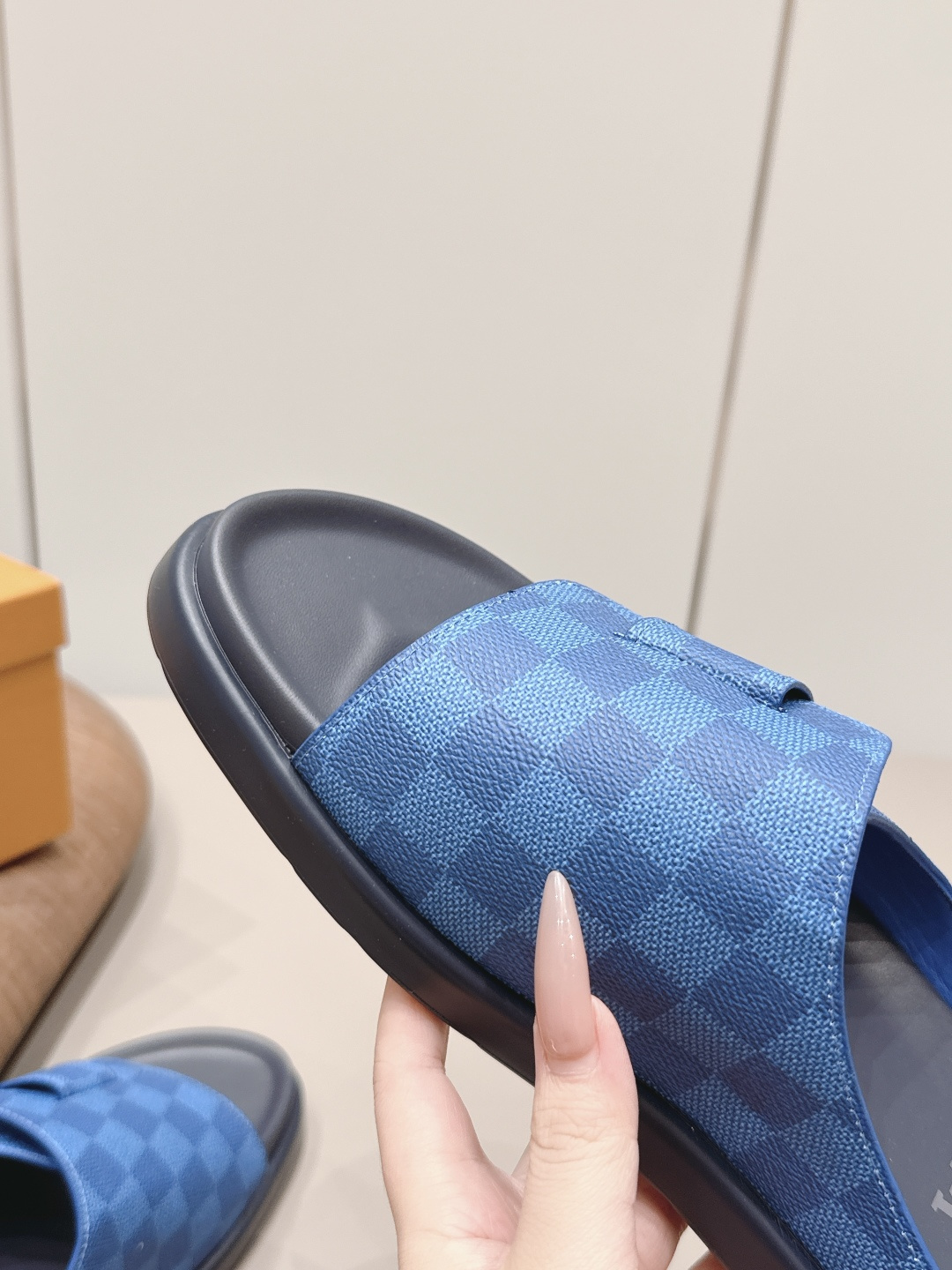 LV与村上隆联名的Isola拖鞋 6