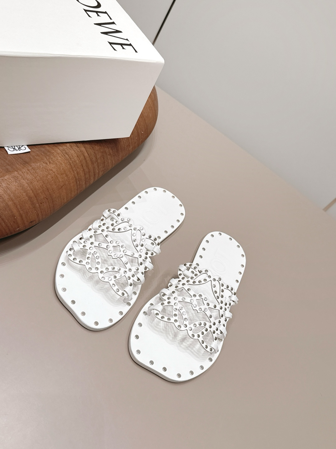 NO:900175,'Exclusive top version' LOEW*Luo*Yiwei 26vs the latest popular series in spring and summer...[Flat sandals with special-shaped head rivets] 26 years of top Italian designers, the latest element heel design, good to see the fairy cry, Valentine's Day limited edition, the shoelaces are fully oiled and the detailed design is very interesting. At the same time, the overall shoe shape in the front is a very classic simple thin strap style, the collision of seriousness and humor, very dramatic ~ the ultimate interpretation of surrealism  Full of surprising and innovative camp aesthetics, full of fun. Fabric original custom sheepskin/rivet technology original custom sheepskin lining original custom sheepskin feet original custom leather outsole original custom leather bottom sole thickness 0.8cm size 35-39 (40.41.42. Customized non-returnable) original full set of packaging color: official website synchronization update, slippers, loewe, slippers, sheepskin19860909《独家顶级版本》 LOEW*罗*意威26vs 春夏最新爆款系列…【异形头铆钉平底凉拖】  26年意大利顶级设计师,最新元素鞋跟设 计,好看到仙女落泪,情人节限定款,鞋 带全油边细节设计极具趣味性,同时前面 整体鞋型又是很经典的简约细带款,严肃 与幽默的碰撞,很有戏剧感～超现实主义 的极致演绎 饱含出奇新意的坎普美学 妙 趣横生. 面料原版定制羊皮/铆钉工艺 内里原版定制羊皮 垫脚原版定制羊皮 大底原版定制真皮底 底厚0.8cm 码数35-39（40.41.42.定制不退换） 包装原版全套包装 颜色:官网同步 更新,拖鞋,loewe,slippers,sheepskin,Women's Shoes