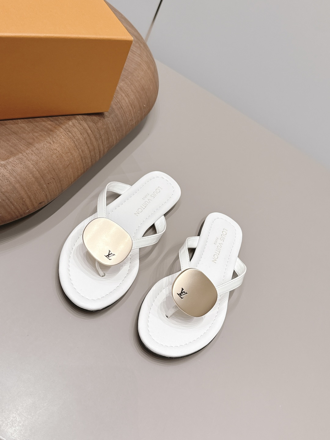 NO:900218,: 'Exclusive top version' LV donkey brand 2026 vs spring and summer Paris purchasing latest popular fashion sandals series... [Round toe thong sandals] Original buckle molding with original logo, super dazzling and high-end at first glance, making you stand out - MATERIAL Material - Fabric: Original custom patent leather Lining: Original custom sheepskin Foot: Original custom sheepskin Outsole: Original custom leather outsole  Heel height: 1.0cm Packaging: Original full set of packaging Size: 35-39 (40.41. Customization is not returnable) Color: Official website updated simultaneously, split-toe shoes, louis vuitton, sandals, sheepskin, Leather soles19860909: 《独家顶级版本》 LV驴牌2026vs春夏夏巴黎代购最新爆款时装凉鞋系列……【圆头夹趾凉拖】 原版扣开模 附带原版logo 超级炫美 一眼看上去就高端大气上档次,让你齁的柱所以主场 - MATERIAL 材质 - 面料: 原版定制漆皮 内里: 原版定制羊皮 垫脚: 原版定制羊皮 大底: 原版定制真皮大底 跟高: 1.0cm 包装: 原版全套包装 码数: 35-39（40.41.定制不退换） 颜色:官网同步更新,分趾鞋,louis vuitton,sandals,sheepskin,Leather soles,Women's Shoes
