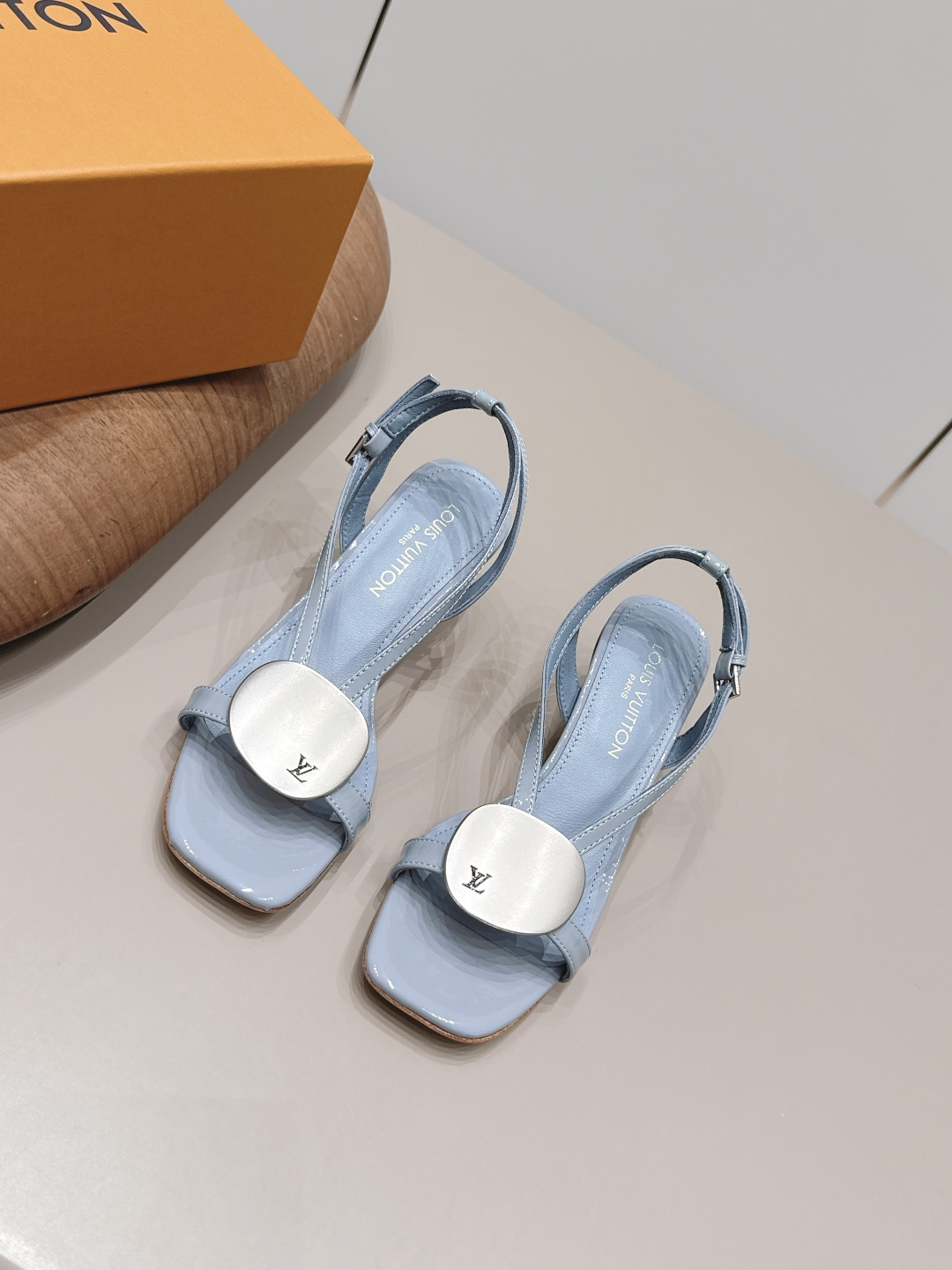 NO:900206,: 'Exclusive Top Version' LV Donkey Brand 2026 vs. Spring and Summer Paris Purchasing Latest Hot Fashion Sandals Series... [Square Toe Big Buckle Sandals] Original buckle molding, with original logo, super dazzling and high-end at first glance, making you stand out - MATERIAL Material - Fabric: Original custom patent leather Lining: Original custom sheepskin Foot: Original custom sheepskin Outsole: Original custom leather outsole  Heel height: 7.5cm Packaging: Original complete package Number of yards: 35-39 (40.41. Customization is not returnable) Color: Official website updated simultaneously, split-toe shoes, louis vuitton, sandals, sheepskin, Leather soles19860909: 《独家顶级版本》 LV驴牌2026vs春夏夏巴黎代购最新爆款时装凉鞋系列……【方头大扣凉鞋】 原版扣开模 附带原版logo 超级炫美 一眼看上去就高端大气上档次,让你齁的柱所以主场 - MATERIAL 材质 - 面料: 原版定制漆皮 内里: 原版定制羊皮 垫脚: 原版定制羊皮 大底: 原版定制真皮大底 跟高: 7.5cm 包装: 原版全套包装 码数: 35-39（40.41.定制不退换） 颜色:官网同步更新,分趾鞋,louis vuitton,sandals,sheepskin,Leather soles,Women's Shoes