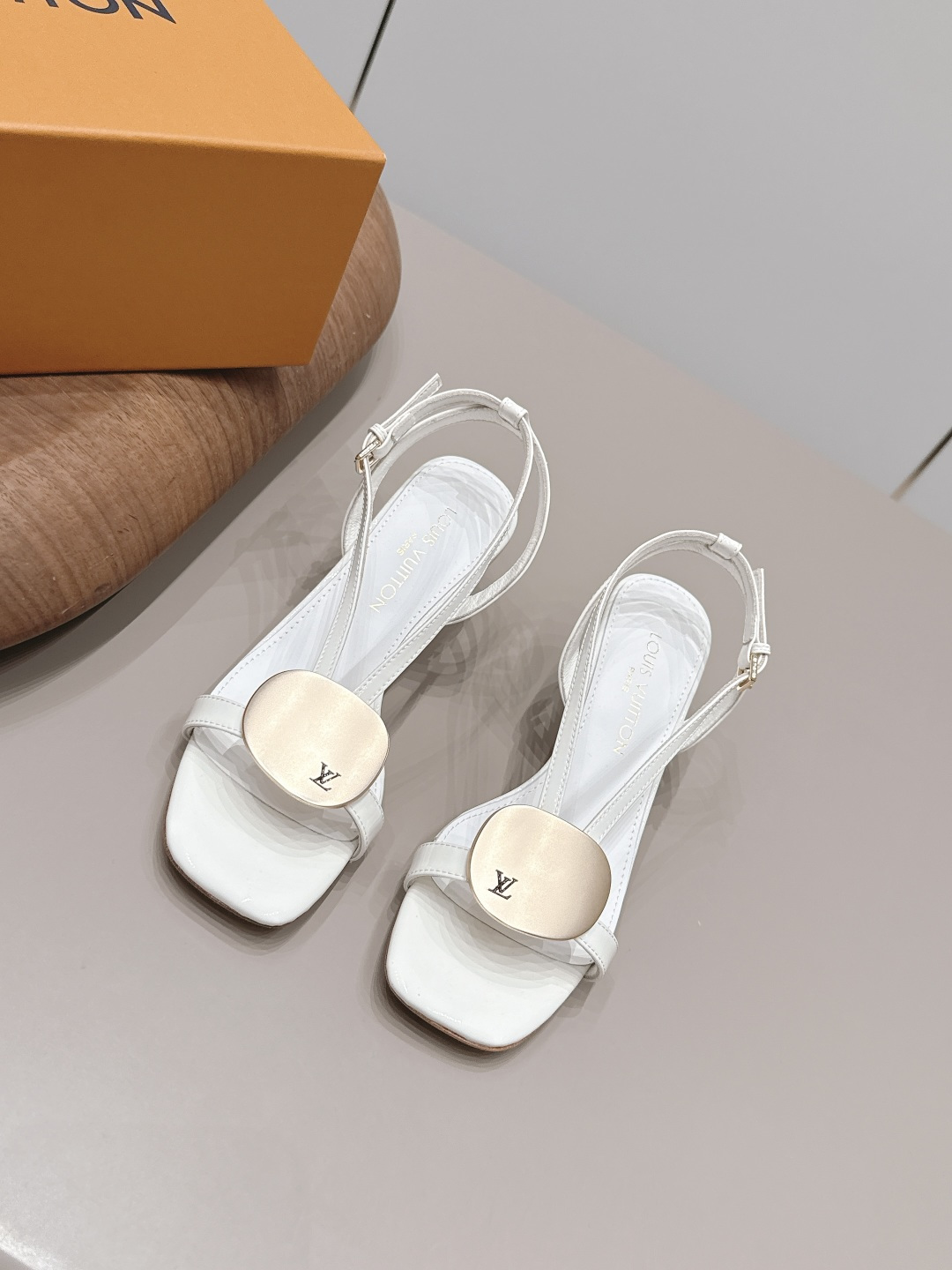 NO:900212,: 'Exclusive Top Version' LV Donkey Brand 2026 vs. Spring and Summer Paris Purchasing Latest Hot Fashion Sandals Series... [Square Toe Big Buckle Sandals] Original buckle molding, with original logo, super dazzling and high-end at first glance, making you stand out - MATERIAL Material - Fabric: Original custom patent leather Lining: Original custom sheepskin Foot: Original custom sheepskin Outsole: Original custom leather outsole  Heel height: 5cm Packaging: Original full set of packaging Size: 35-39 (40.41. Customization is not returnable) Color: Official website updated simultaneously, split-toe shoes, louis vuitton, sandals, sheepskin, Leather soles19860909: 《独家顶级版本》 LV驴牌2026vs春夏夏巴黎代购最新爆款时装凉鞋系列……【方头大扣凉鞋】 原版扣开模 附带原版logo 超级炫美 一眼看上去就高端大气上档次,让你齁的柱所以主场 - MATERIAL 材质 - 面料: 原版定制漆皮 内里: 原版定制羊皮 垫脚: 原版定制羊皮 大底: 原版定制真皮大底 跟高: 5cm 包装: 原版全套包装 码数: 35-39（40.41.定制不退换） 颜色:官网同步更新,分趾鞋,louis vuitton,sandals,sheepskin,Leather soles,Women's Shoes
