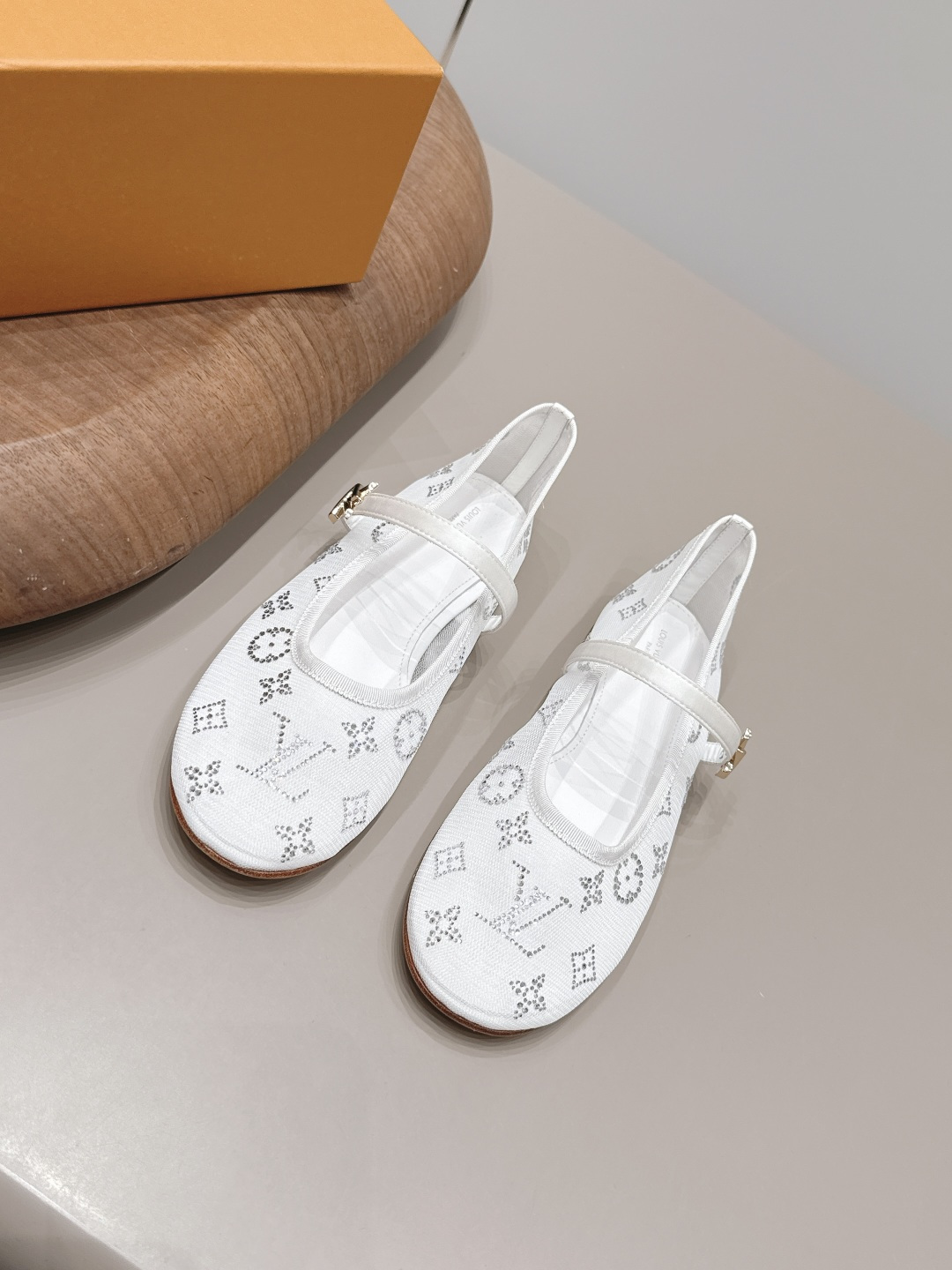 NO:900210,: 'Exclusive Top Version' LV Donkey Brand 2026 vs. Spring and Summer Paris Purchasing Latest Popular Fashion Shoes Series... [Round-Toe Flat Shoes] Original buckle molding. Comes with original logo. Super dazzling. It looks high-end and classy at first glance, making you stand out. - MATERIAL Material - Fabric: Original custom mesh/hot diamond process Inner: Original custom sheepskin Foot: Original custom sheepskin Outsole:  Original customized leather outsole Heel height: 1.0cm Packaging: Original full set of packaging Size: 35-39 (40.41. Customization is not returnable) Color: Official website updated simultaneously, single shoes, Louis Vuitton, sheepskin, Leather soles19860909: 《独家顶级版本》 LV驴牌2026vs春夏夏巴黎代购最新爆款时装单鞋系列……【圆头平底单鞋】 原版扣开模 附带原版logo 超级炫美 一眼看上去就高端大气上档次,让你齁的柱所以主场 - MATERIAL 材质 - 面料: 原版定制网纱/烫钻工艺 内里: 原版定制羊皮 垫脚: 原版定制羊皮 大底: 原版定制真皮大底 跟高: 1.0cm 包装: 原版全套包装 码数: 35-39（40.41.定制不退换） 颜色:官网同步更新,单鞋,louis vuitton,sheepskin,Leather soles,Women's Shoes