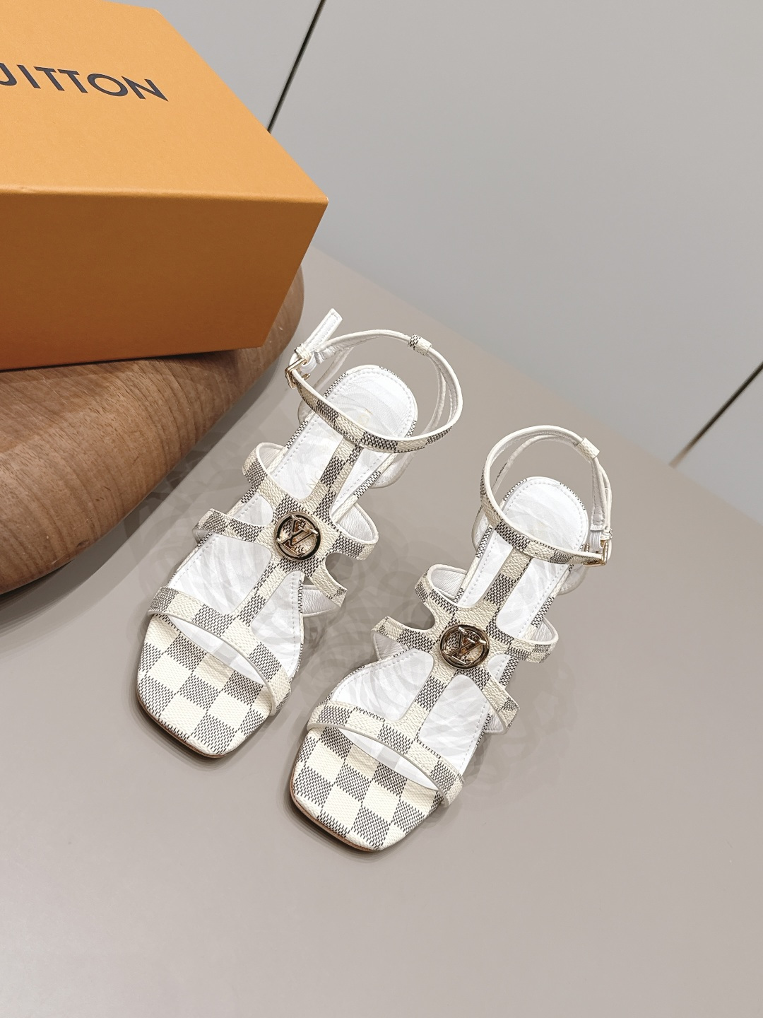 NO:900180,: 'Exclusive top version' LV donkey brand 2026 vs spring and summer Paris purchasing latest fashion sandals series... [Square-toe high-heeled sandals] Original buckle molding, with original logo, super dazzling. It looks high-end and classy at first glance, making you stand out - MATERIAL Material - Fabric: Original custom-made old fabrics Lining: Original custom-made sheepskin Foot: Original custom-made sheepskin Outsole: Original custom-made leather outsole  Heel height: 10.5cm Packaging: Original complete package Number of yards: 35-39 (40.41. Customization is not returnable) Color: Official website updated simultaneously, high heels and slippers, louis vuitton, sandals, high heels, slippers, sheepskin, Leather soles19860909: 《独家顶级版本》 LV驴牌2026vs春夏夏巴黎代购最新爆款时装凉鞋系列……【方头高跟凉鞋】 原版扣开模 附带原版logo 超级炫美 一眼看上去就高端大气上档次,让你齁的柱所以主场 - MATERIAL 材质 - 面料: 原版定制老花料 内里: 原版定制羊皮 垫脚: 原版定制羊皮 大底: 原版定制真皮大底 跟高: 10.5cm 包装: 原版全套包装 码数: 35-39（40.41.定制不退换） 颜色:官网同步更新,高跟鞋拖鞋,louis vuitton,sandals,high heels,slippers,sheepskin,Leather soles,Women's Shoes