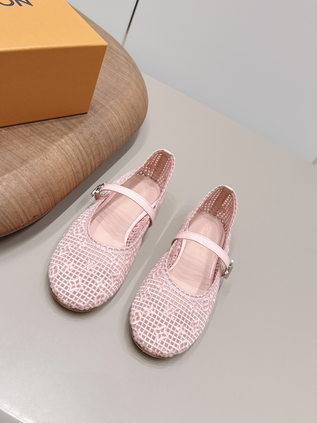 NO:900205,: 'Exclusive Top Version' LV Donkey Brand 2026 vs. Spring and Summer Paris Purchasing Latest Popular Fashion Shoes Series... [Round-Toe Flat Shoes] Original buckle molding. Comes with original logo. Super dazzling. At first glance, it looks high-end and classy, making you stand out. - MATERIAL Material - Fabric: Original custom mesh/electric embroidery process. Lining: Original custom sheepskin. Foot: Original custom sheepskin. Outsole:  Original customized leather outsole Heel height: 1.0cm Packaging: Original full set of packaging Size: 35-39 (40.41. Customization is not returnable) Color: Official website updated simultaneously, single shoes, Louis Vuitton, sheepskin, Leather soles19860909: 《独家顶级版本》 LV驴牌2026vs春夏夏巴黎代购最新爆款时装单鞋系列……【圆头平底单鞋】 原版扣开模 附带原版logo 超级炫美 一眼看上去就高端大气上档次,让你齁的柱所以主场 - MATERIAL 材质 - 面料: 原版定制网纱/电绣工艺 内里: 原版定制羊皮 垫脚: 原版定制羊皮 大底: 原版定制真皮大底 跟高: 1.0cm 包装: 原版全套包装 码数: 35-39（40.41.定制不退换） 颜色:官网同步更新,单鞋,louis vuitton,sheepskin,Leather soles,Women's Shoes