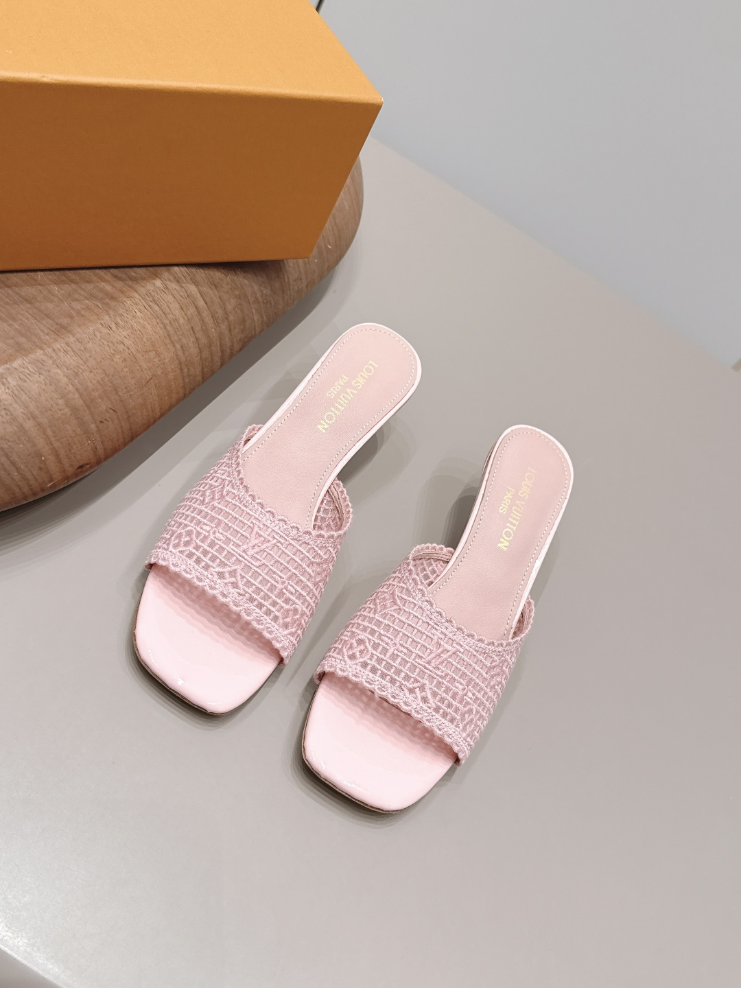 NO:900199,: 'Exclusive top version' LV donkey brand 2026 vs spring and summer Paris purchasing latest popular fashion sandals series... [Square-toe mesh electric embroidery sandals] Original buckle molding comes with original logo. Super dazzling. It looks high-end and classy at a glance, making you stand out - MATERIAL Material - Fabric: Original customized mesh electric embroidery Lining: Original customized mesh Foot: Original customized sheepskin Outsole:  Original customized leather outsole Heel height: 4.5cm Packaging: Original full set of packaging Number of yards: 35-39 (40.41. Customization is not returnable) Color: Official website updated simultaneously, high heels and slippers, louis vuitton, sandals, high heels, slippers, sheepskin, Leather soles19860909: 《独家顶级版本》 LV驴牌2026vs春夏夏巴黎代购最新爆款时装凉鞋系列……【方头网纱电绣凉拖】 原版扣开模 附带原版logo 超级炫美 一眼看上去就高端大气上档次,让你齁的柱所以主场 - MATERIAL 材质 - 面料: 原版定制网纱电绣 内里: 原版定制网纱 垫脚: 原版定制羊皮 大底: 原版定制真皮大底 跟高: 4.5cm 包装: 原版全套包装 码数: 35-39（40.41.定制不退换） 颜色:官网同步更新,高跟鞋拖鞋,louis vuitton,sandals,high heels,slippers,sheepskin,Leather soles,Women's Shoes