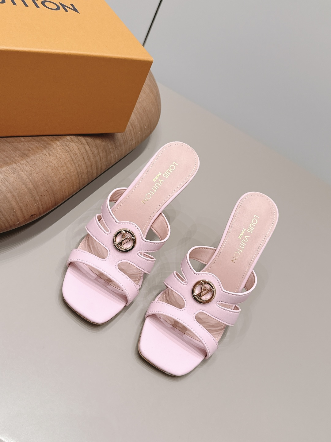 NO:900188,: 'Exclusive top version' LV donkey brand 2026 vs spring and summer Paris purchasing latest popular fashion sandals series... [Square-toe high-heeled sandals] Original buckle molding Comes with original logo Super dazzling and high-end at first glance, making you stand out - MATERIAL Material - Fabric: Original custom cowhide Lining: Original custom sheepskin Foot: Original custom sheepskin Outsole: Original custom leather outsole  Heel height: 10.5cm Packaging: Original complete package Number of yards: 35-39 (40.41. Customization is not returnable) Color: Official website updated simultaneously, high heels and slippers, louis vuitton, sandals, high heels, slippers, cowhide, sheepskin, Leather soles19860909: 《独家顶级版本》 LV驴牌2026vs春夏夏巴黎代购最新爆款时装凉鞋系列……【方头高跟凉拖】 原版扣开模 附带原版logo 超级炫美 一眼看上去就高端大气上档次,让你齁的柱所以主场 - MATERIAL 材质 - 面料: 原版定制牛皮 内里: 原版定制羊皮 垫脚: 原版定制羊皮 大底: 原版定制真皮大底 跟高: 10.5cm 包装: 原版全套包装 码数: 35-39（40.41.定制不退换） 颜色:官网同步更新,高跟鞋拖鞋,louis vuitton,sandals,high heels,slippers,cowhide,sheepskin,Leather soles,Women's Shoes