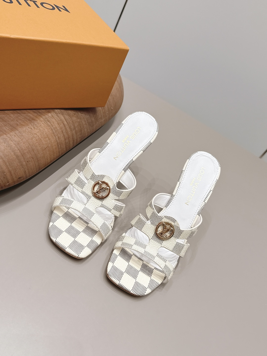 NO:900193,: 'Exclusive top version' LV donkey brand 2026 vs spring and summer Paris purchasing latest popular fashion sandals series... [Square-toe high-heeled sandals] Original buckle molding with original logo. Super dazzling. It looks high-end and classy at first glance, making you stand out - MATERIAL Material - Fabric: Original custom-made old fabrics Lining: Original custom-made sheepskin Foot: Original custom-made sheepskin Outsole: Original custom-made leather outsole  Heel height: 10.5cm Packaging: Original complete package Number of yards: 35-39 (40.41. Customization is not returnable) Color: Official website updated simultaneously, high heels and slippers, louis vuitton, sandals, high heels, slippers, sheepskin, Leather soles19860909: 《独家顶级版本》 LV驴牌2026vs春夏夏巴黎代购最新爆款时装凉鞋系列……【方头高跟凉拖】 原版扣开模 附带原版logo 超级炫美 一眼看上去就高端大气上档次,让你齁的柱所以主场 - MATERIAL 材质 - 面料: 原版定制老花料 内里: 原版定制羊皮 垫脚: 原版定制羊皮 大底: 原版定制真皮大底 跟高: 10.5cm 包装: 原版全套包装 码数: 35-39（40.41.定制不退换） 颜色:官网同步更新,高跟鞋拖鞋,louis vuitton,sandals,high heels,slippers,sheepskin,Leather soles,Women's Shoes