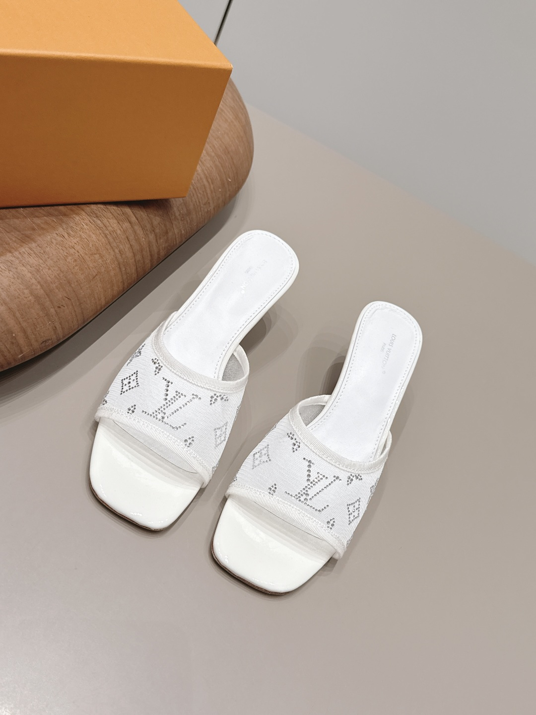 NO:900198,: 'Exclusive top version' LV donkey brand 2026 vs spring and summer Paris purchasing latest hot fashion sandals series... [hot diamond cherry heel sandals] original buckle molding with original logo, super dazzling and high-end at first glance, making you stand out - MATERIAL Material - fabric: original custom mesh/hot diamond process lining: original custom mesh foot: original custom sheepskin outsole:  Original customized leather outsole Heel height: 5cm Packaging: Original complete package Number of yards: 35-39 (40.41. Customization is not returnable) Color: Official website updated simultaneously, high heels and slippers, louis vuitton, sandals, high heels, slippers, sheepskin, Leather soles19860909: 《独家顶级版本》 LV驴牌2026vs春夏夏巴黎代购最新爆款时装凉鞋系列……【烫钻樱桃跟凉拖】 原版扣开模 附带原版logo 超级炫美 一眼看上去就高端大气上档次,让你齁的柱所以主场 - MATERIAL 材质 - 面料: 原版定制网纱/烫钻工艺 内里: 原版定制网纱 垫脚: 原版定制羊皮 大底: 原版定制真皮大底 跟高: 5cm 包装: 原版全套包装 码数: 35-39（40.41.定制不退换） 颜色:官网同步更新,高跟鞋拖鞋,louis vuitton,sandals,high heels,slippers,sheepskin,Leather soles,Women's Shoes