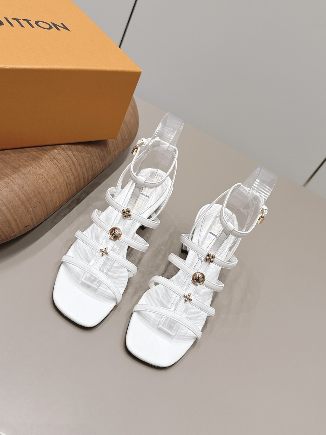 NO:900167,: 'Exclusive top version' LV donkey brand 2026 vs spring and summer Paris purchasing latest popular fashion sandals series... [square toe thick heel sandals] original buckle molding with original logo super dazzling and high-end at first glance, making you stand out - MATERIAL Material - Fabric: Original customized sheepskin Lining: Original customized sheepskin Foot: Original customized sheepskin Outsole: Original customized leather outsole  Heel height: 7.5cm Packaging: Original full set of packaging Size: 35-39 (40.41. Customization is not returnable) Color: Official website updated simultaneously, sandals, louis vuitton, sandals, sheepskin, Leather soles19860909: 《独家顶级版本》 LV驴牌2026vs春夏夏巴黎代购最新爆款时装凉鞋系列……【方头粗跟凉鞋】 原版扣开模 附带原版logo 超级炫美 一眼看上去就高端大气上档次,让你齁的柱所以主场 - MATERIAL 材质 - 面料: 原版定制羊皮 内里: 原版定制羊皮 垫脚: 原版定制羊皮 大底: 原版定制真皮大底 跟高: 7.5cm 包装: 原版全套包装 码数: 35-39（40.41.定制不退换） 颜色:官网同步更新,凉鞋,louis vuitton,sandals,sheepskin,Leather soles,Women's Shoes