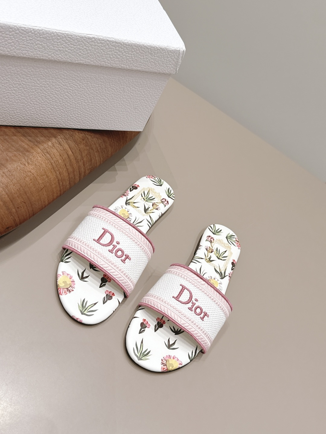 NO:900191,'Exclusive top version' Dior 26vs new spring and summer fashion sandals series... [Round-toe electric embroidered sandals] Simple and super versatile. Perfect and luxurious on the feet, can be matched with any spring and summer clothes. The foot feels even more comfortable!  The material is a perfect replica of the original. Original disassembly and molding... Fabric Original custom jacquard weaving/electric embroidery process Original custom sheepskin lining Original custom sheepskin Foot pads Original custom leather outsole Heel height 1.0cm Original full set of packaging Code number 35-39 (40.41. Customization is non-returnable) Color: Official website updated simultaneously, slippers, dior, dior, sandals, slippers, sheepskin, Leather soles19860909《独家顶级版本》  Dior迪奥26vs春夏新款时装凉鞋系列…【圆头电绣凉拖】 简约超级百搭. 上脚完美奢华,可任意搭配,春夏服饰. 脚感更是舒适！材质原版完美复刻. 原版拆解开模… 面料原版定制提花织布/电绣工艺 内里原版定制羊皮 垫脚原版定制羊皮 大底原版定制真皮大底 跟高1.0cm 包装原版全套包装 码数35-39（40.41.定制不退换） 颜色:官网同步更新,拖鞋,dior,dior,sandals,slippers,sheepskin,Leather soles,Women's Shoes