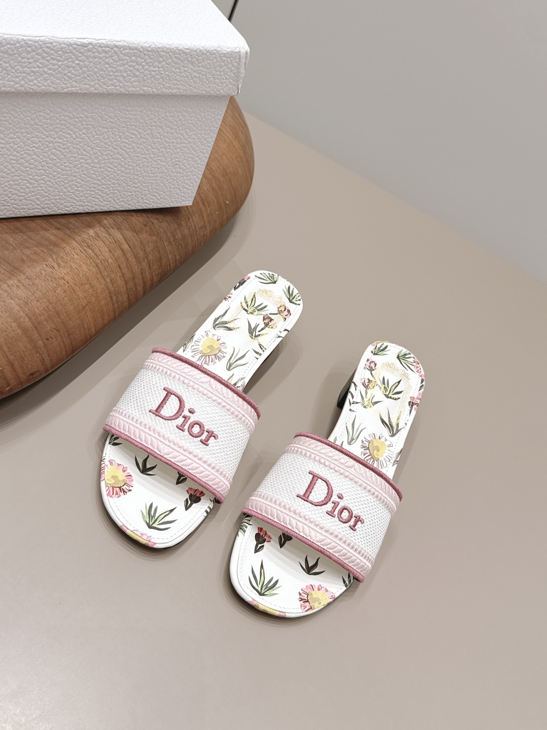NO:900182,'Exclusive top version' Dior 26vs new spring and summer fashion sandals series... [Round-toe electric embroidered sandals] Simple and super versatile. Perfect and luxurious on the feet, can be matched with any spring and summer clothes. The foot feels even more comfortable!  The material is a perfect replica of the original version. Original disassembly and molding... Fabric Original custom jacquard weaving/electric embroidery process Original custom sheepskin lining Original custom sheepskin Foot pads Original custom leather outsole Heel height 4cm Original full set of packaging Code number 35-39 (40.41. Customization is non-refundable) Color: Official website updated simultaneously, slippers, dior, dior, sandals, slippers, sheepskin, Leather soles19860909《独家顶级版本》  Dior迪奥26vs春夏新款时装凉鞋系列…【圆头电绣凉拖】 简约超级百搭. 上脚完美奢华,可任意搭配,春夏服饰. 脚感更是舒适！材质原版完美复刻. 原版拆解开模… 面料原版定制提花织布/电绣工艺 内里原版定制羊皮 垫脚原版定制羊皮 大底原版定制真皮大底 跟高4cm 包装原版全套包装 码数35-39（40.41.定制不退换） 颜色:官网同步更新,拖鞋,dior,dior,sandals,slippers,sheepskin,Leather soles,Women's Shoes