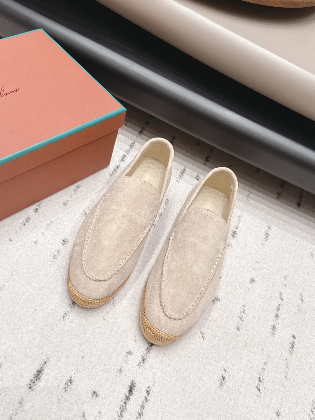 NO:900272,: 'Exclusive top version' Lor*Pian*26 vs the latest spring and summer men's loafers series... [Straw fisherman loafers] - Italian high-end brand Loro Piana was founded on April 24, 2019. It is Italy's top luxury brand, starting from cashmere. It comes from Italy and pursues quality and craftsmanship, integrating innovative technology and Italian traditional style. This brand has always been very low-key, but it should be considered a dad-level presence in luxury goods!  Fabric; original customized suede, original customized sheepskin lining, original customized sheepskin for feet, original wear-resistant high-elastic tendon outsole, size 35-39 (40. Customized, non-returnable), original full set of upgraded packaging, colors updated simultaneously on the official website, loafers, loro piana, loafers, espadrilles, espadrilles, sheepskin, chamois leather19860909: 《独家顶级版本》 Lor*Pian*26vs春夏最新男款乐福鞋系列……【草编渔夫乐福鞋】 ——意大利高级品牌Loro Piana创立于194月24日,是意大利顶级奢侈品牌,以羊绒起家, 来自意大利的它追求质量和手工,融创新技术与意大利传统风格为一体.这个牌子一直很低调,但是在奢侈品里应该也算是爸爸级的存在！ 面料；原版定制麂皮 内里原版定制羊皮 垫脚原版定制羊皮 大底原版耐磨高弹牛筋大底 码数35-39（40.定制不退换） 包装原版全套升级包装 颜色官网同步更新,乐福鞋,loro piana,loafers,espadrilles,espadrilles,sheepskin,chamois leather,Women's Shoes