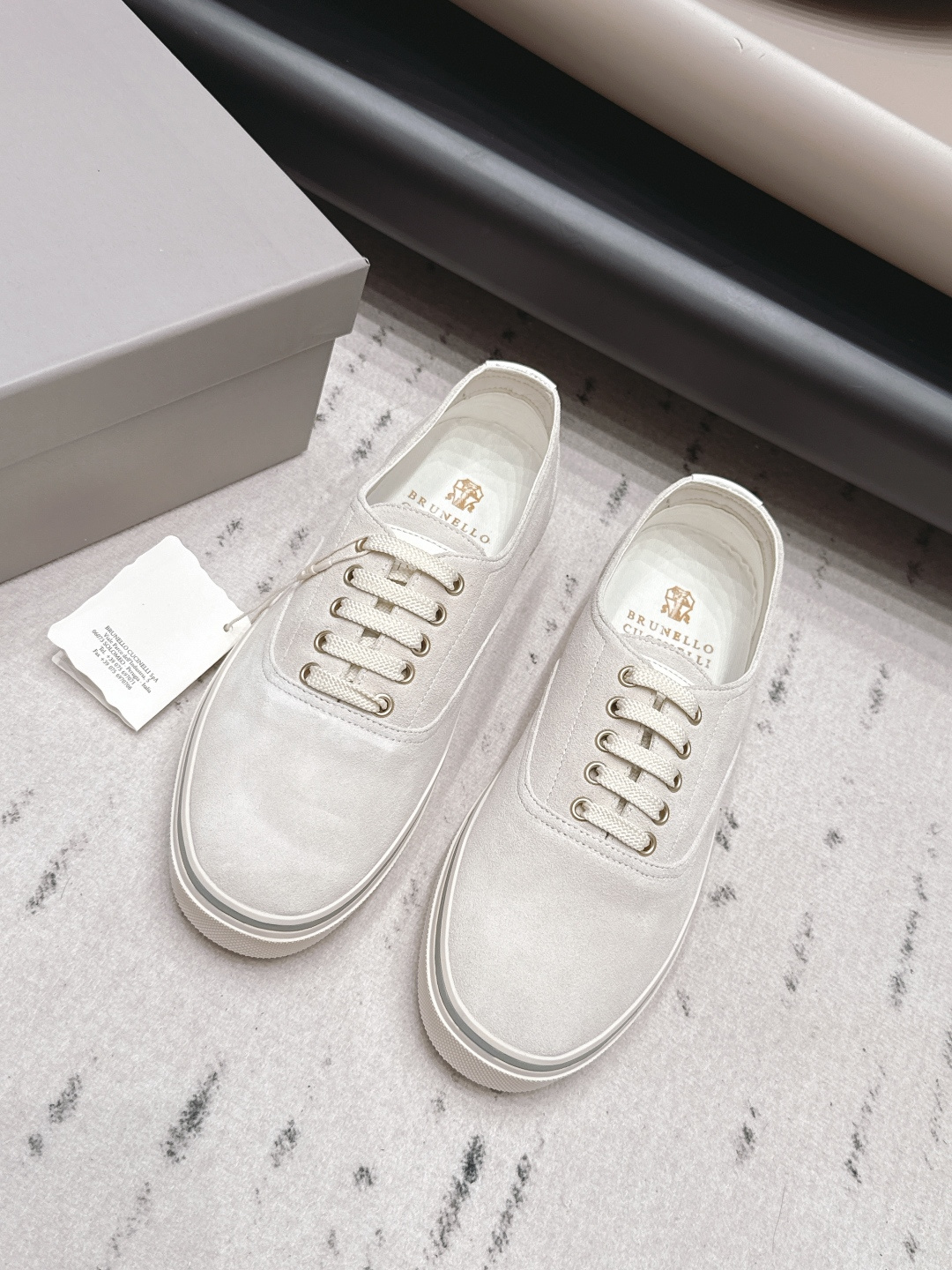 NO:900279,Men's 'Exclusive Top Edition' BrunelloCucinell*·BC 26vs the latest casual series in early spring... Casual shoes have always been elegant, refined, not hasty or slow, and have a kind of temperament that many loafers cannot match. But if fashion shoes are tired after being worn for a long time, then a pair of round-toe thick-soled casual shoes that are easy to wear and look good are just needed. Imported fly woven, fine leather, foot feel is very important. Needless to say, there is no need to say more about the importance of a good pair of shoes to avoid all kinds of friction and wear on the feet.  Delicate texture is a must... Fabric: Original customized suede Lining: Original customized sheepskin Foot pads: Original customized breathable fabric Outsole: Original molded TPU molded sole Bottom height: 3cm Size: 39-44 (45. Customized non-refundable) Packaging: Original full set of packaging Color: Official website updated simultaneously, casual shoes/sports shoes, brunello  cucinelli,loafers,sneakers,sheepskin,chamois leather19860909男款《独家顶级版》BrunelloCucinell*·BC 26vs早春最新休闲系列… 休闲鞋一贯是 优雅 精致不急不缓 是有一种气质的这是很多乐福鞋比拟不了的 但是如果时装鞋穿久了累 那么一双好穿好看的圆头厚底休闲鞋就是刚需了 进口飞织,皮质细腻 脚感很重要 这个不需要多说 一双好鞋的重要性了 避免各种摩擦磨脚 细腻的质感就是必须要有的… 面料: 原版定制麂皮 内里: 原版定制羊皮 垫脚: 原版定制透气织布 大底: 原版开模TPU成型底 底高: 3cm 码数: 39-44（45.定制不退换） 包装: 原版全套包装 颜色:官网同步更新,休闲鞋/运动鞋,brunello cucinelli,loafers,sneakers,sheepskin,chamois leather,Women's Shoes