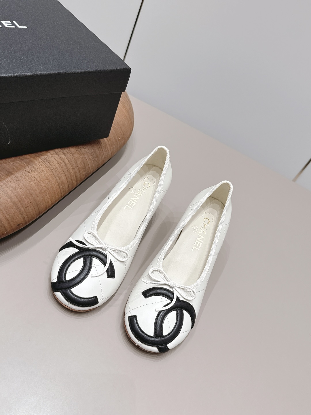 NO:900145,: 'Exclusive top version' CHANE* Xiaoxiang 26vs the latest fashion shoe series in the spring and summer counter... [Round-toe pearl heel shoes] Ms. Chanel loves simple and irresistible styles. The combination shows a unique dressing style, free mix and match to shine in place and follow the fashionable steps of Grandma Xiang!  !  !  The top-notch craftsmanship and texture are perfectly presented. No matter any details, you can compare them with the counters. You can enter and exit the counters at will with the best quality goods!  !  Fabric: Original customized sheepskin/color matching process Lining: Original customized sheepskin Foot pads: Original customized sheepskin Outsole: Original customized leather combination sole Heel height: 5cm Size: 35-39 (40.41. Customization is non-refundable) Packaging: Original full set of packaging Color: Official website updated simultaneously, single shoes, chanel, chanel, sheepskin19860909: 《独家顶级版本》 CHANE*小香26vs春夏专柜最新时装单鞋系列……【圆头珍珠跟单鞋】 香奈儿女士钟爱简约又难以抗拒系 搭配展现与众不同的穿搭风格、自由混搭闪耀到位跟紧香奶奶时尚步伐！！！ 顶级工艺质感完美呈现,无论任何细节均可对比专柜,最好级别的顶级货,随意进出专柜！！ 面料: 原版定制羊皮/拼色工艺 内里: 原版定制羊皮 垫脚: 原版定制羊皮 大底: 原版定制真皮组合底 跟高: 5cm 码数: 35-39（40.41.定制不退换） 包装: 原版全套包装 颜色:官网同步更新,单鞋,chanel,chanel,sheepskin,Women's Shoes
