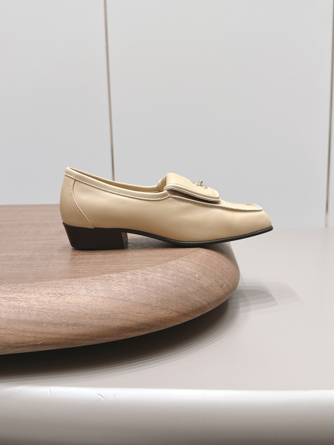 Chanel Classic Luxury Leather Shoe Loafer Ref 5