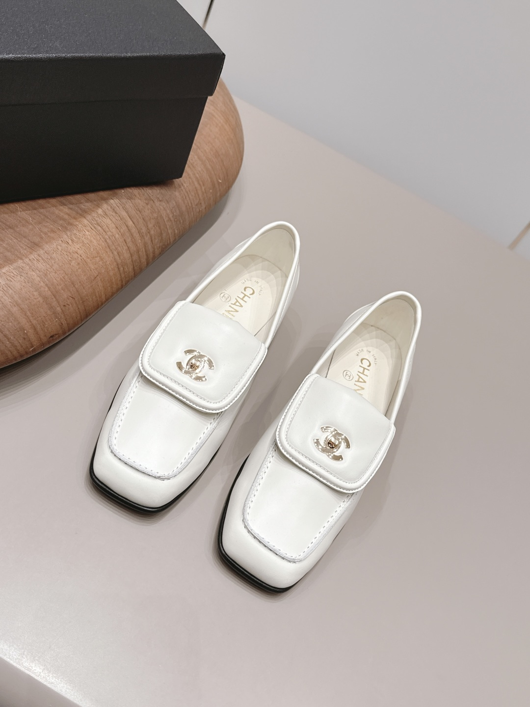 NO:900130,: 'Exclusive top version' CHANE* Xiaoxiang 26vs the latest fashion shoe series in the spring and summer counters... [Square-toe lock shoes] Ms. Chanel loves simplicity and irresistibility. The combination shows a unique dressing style, free mix and match to shine in place and follow the fashionable pace of Grandma Xiang!  !  !  The top-notch craftsmanship and texture are perfectly presented. No matter any details, you can compare them with the counters. You can enter and exit the counters at will with the best quality goods!  !  Fabric: Original customized cowhide/customized lock buckle Lining: Original customized sheepskin Foot pads: Original customized sheepskin Outsole: Original customized leather combination sole Heel height: 3.5cm Size: 35-39 (40.41. Customization is non-returnable) Packaging: Original full set of packaging Color: Official website updated simultaneously, single shoes, chanel, chanel, cowhide, sheepskin19860909: 《独家顶级版本》 CHANE*小香26vs春夏专柜最新时装单鞋系列……【方头锁扣单鞋】 香奈儿女士钟爱简约又难以抗拒系 搭配展现与众不同的穿搭风格、自由混搭闪耀到位跟紧香奶奶时尚步伐！！！ 顶级工艺质感完美呈现,无论任何细节均可对比专柜,最好级别的顶级货,随意进出专柜！！ 面料: 原版定制牛皮/定制锁扣 内里: 原版定制羊皮 垫脚: 原版定制羊皮 大底: 原版定制真皮组合底 跟高: 3.5cm 码数: 35-39（40.41.定制不退换） 包装: 原版全套包装 颜色:官网同步更新,单鞋,chanel,chanel,cowhide,sheepskin,Women's Shoes