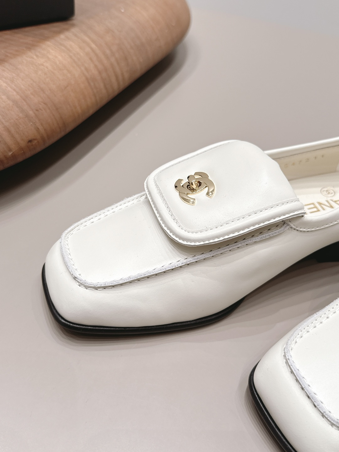 Chanel Classic Luxury Leather Shoe Loafer Ref 6