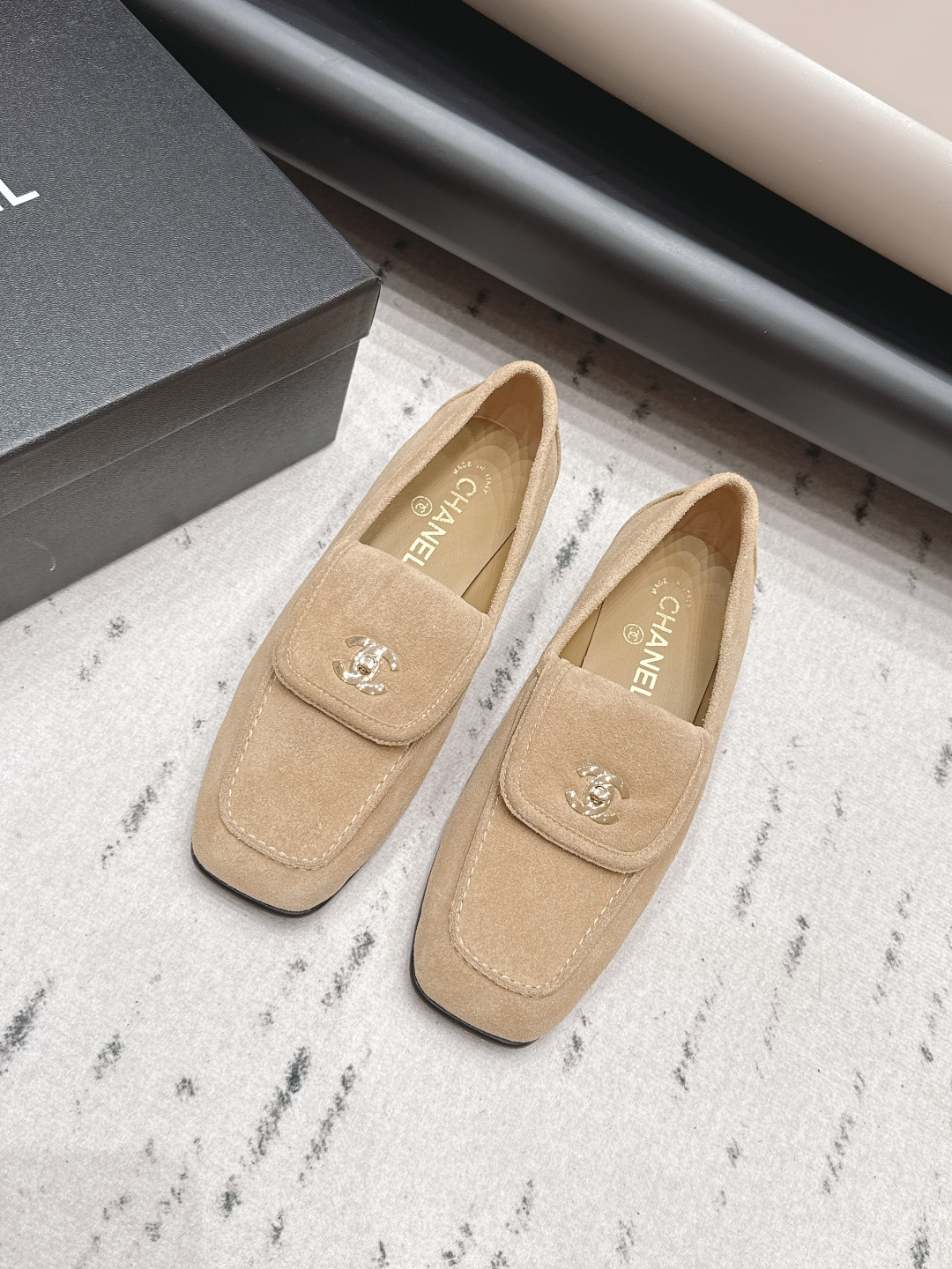 NO:900138,: 'Exclusive top version' CHANE* Xiaoxiang 26vs the latest fashion shoe series in the spring and summer counters... [Square-toe lock shoes] Ms. Chanel loves simplicity and irresistibility. The combination shows a unique dressing style, free mix and match to shine in place and follow the fashionable pace of Grandma Xiang!  !  !  The top-notch craftsmanship and texture are perfectly presented. No matter any details, you can compare them with the counters. You can enter and exit the counters at will with the best quality goods!  !  Fabric: Original customized cowhide/customized lock buckle Lining: Original customized sheepskin Foot pads: Original customized sheepskin Outsole: Original customized leather combination sole Heel height: 3.5cm Size: 35-39 (40.41. Customization is non-returnable) Packaging: Original full set of packaging Color: Official website updated simultaneously, single shoes, chanel, chanel, sheepskin19860909: 《独家顶级版本》 CHANE*小香26vs春夏专柜最新时装单鞋系列……【方头锁扣单鞋】 香奈儿女士钟爱简约又难以抗拒系 搭配展现与众不同的穿搭风格、自由混搭闪耀到位跟紧香奶奶时尚步伐！！！ 顶级工艺质感完美呈现,无论任何细节均可对比专柜,最好级别的顶级货,随意进出专柜！！ 面料: 原版定制牛绒/定制锁扣 内里: 原版定制羊皮 垫脚: 原版定制羊皮 大底: 原版定制真皮组合底 跟高: 3.5cm 码数: 35-39（40.41.定制不退换） 包装: 原版全套包装 颜色:官网同步更新,单鞋,chanel,chanel,sheepskin,Women's Shoes