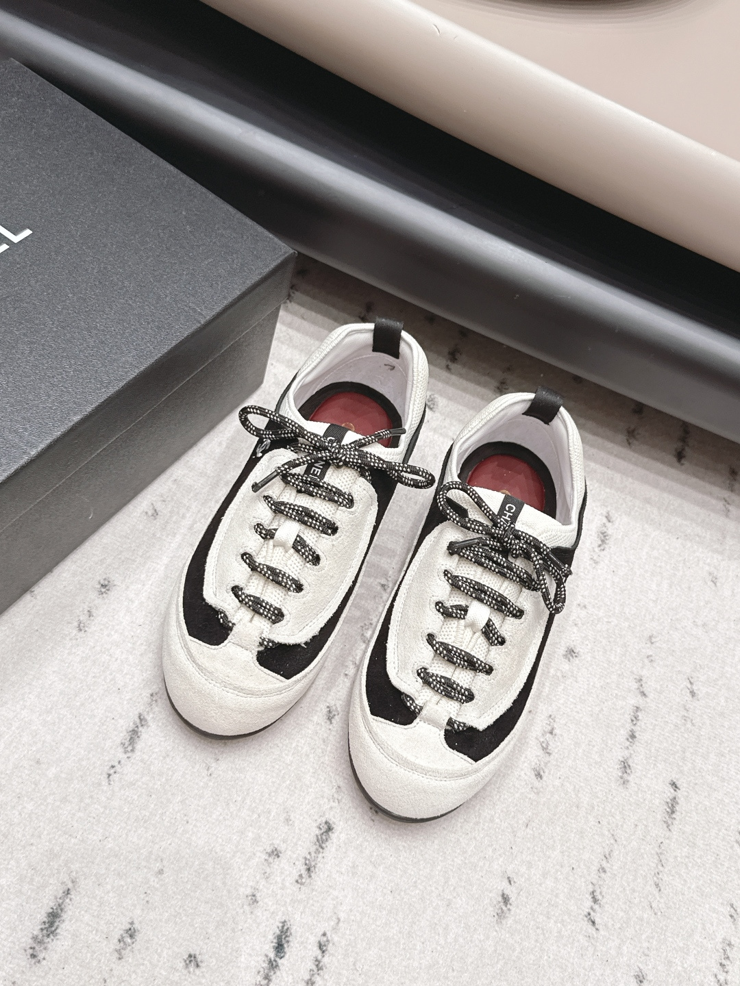 NO:900108,: 'Exclusive top version' Xiaoxiang C's 2026 vs early autumn latest hot casual series... [Round-toe color-blocking casual shoes] Fairy style, the latest color-blocking is amazing, irresistible, the latest biscuit shoes are currently super popular color casual shoes, the Internet celebrity Xiaohongshu is crazy about hot recommendations, and the silly and cute style has a retro flavor!  Special shape, very recognizable, slim and long legs, absolutely powerful, very comfortable to wear, good appearance, comfortable, and heightening. I must recommend it to everyone, the main feature of this year's series, minimalist style... Fabric: Original customization/cow velvet/color matching process Lining: Original customization sheepskin Foot: Original customization sheepskin Outsole: Original molded TPU molding bottom Size: 35-39 (40.41. Customization is not returnable)  Packaging: original full set of packaging Color: official website updated simultaneously, casual shoes/sports shoes, chanel, sneakers, sheepskin19860909: 《独家顶级版本》  小香C家2026vs早秋最新火爆休闲系列…【圆头拼色休闲鞋】  仙女款,最新的拼色绝了,无法抗拒,最新饼干鞋目前超级流行的彩色休闲鞋,网红明星小红书狂追热推 发售蠢萌可爱的造型带了点复古味！ 造型特殊,很有辨识度, 显瘦显腿长,绝对实力派,穿上也很舒服,高颜值 舒适,增高 一定要推荐给大家,今年系列的主打, 极简的风格…… 面料: 原版定制/牛绒/拼色工艺 内里: 原版定制羊皮 垫脚: 原版定制羊皮 大底: 原版开模TPU成型底 码数: 35-39（40.41.定制不退换） 包装:原版全套包装 颜色:官网同步更新,休闲鞋/运动鞋,chanel,sneakers,sheepskin,Women's Shoes