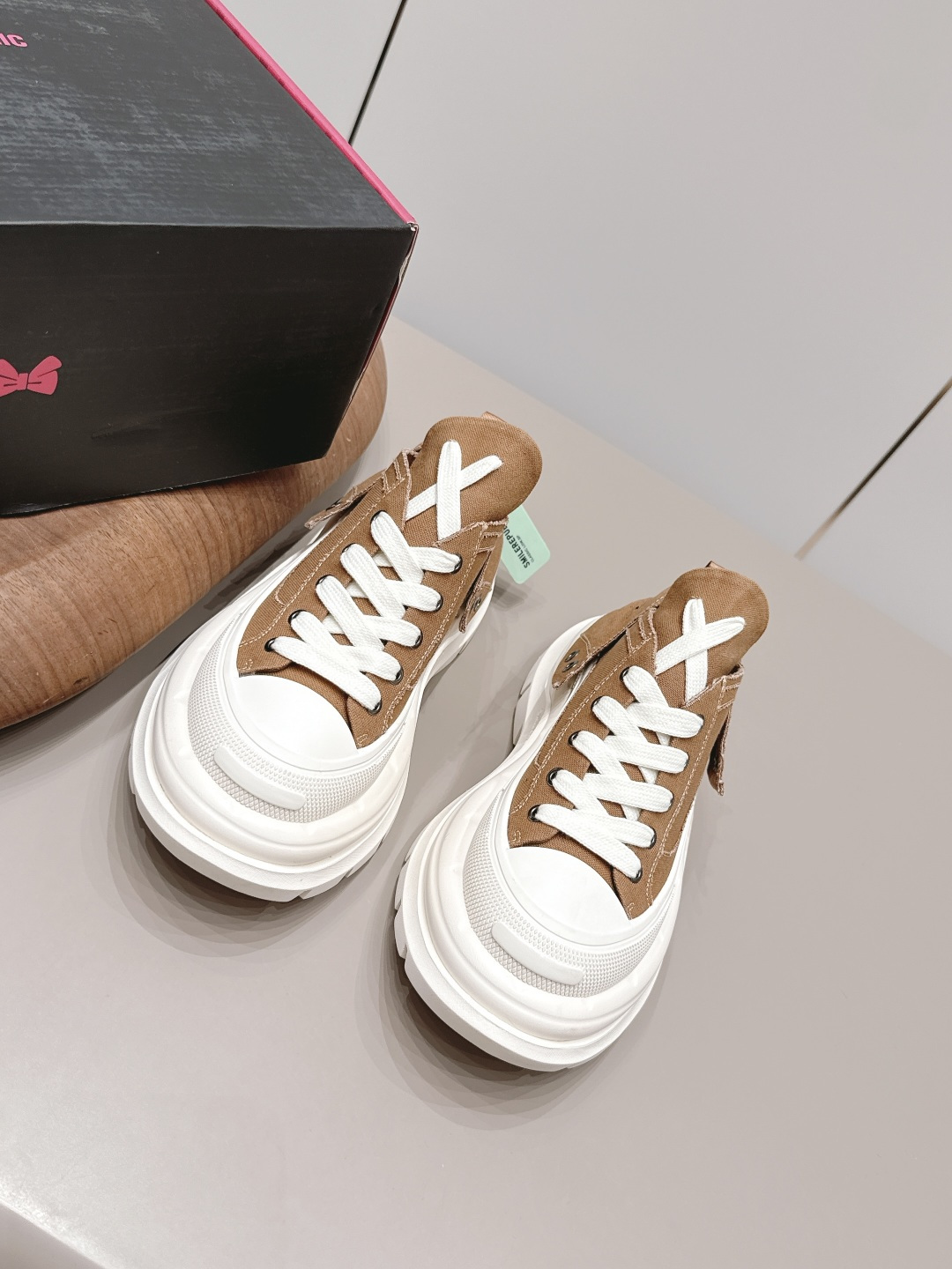 NO:900095,: Couple's 'Exclusive Fully Upgraded Version' SmileRepublic Internet celebrity king's casual series for couples... [Thick-soled casual shoes for couples] SmlieRepublic comes from an American brand. Today's popular elements, wadding lace craftsmanship, large wide laces and bow textures are presented, and the big-toe soles have a retro feel. When paired together, they bring a strong visual impact!  It also represents 23’s latest popular iconic color matching. The customized paper logo on the side of the shoe is of course the most eye-catching presence... Fabric: Original customized military canvas Lining: Original customized breathable fabric Foot pads: Original customized injection molding pads Outsole: Original open-molded TPU foam molding sole Packaging: Genuine original full set of packaging Code number: 35-44 (Female 41. Male 45. Customization is not returnable)  Color: official website updated simultaneously, casual shoes/sports shoes, sneakers19860909: 情侣《独家全面升级版本》  SmileRepublic网红王炸情侣休闲系列……【情侣厚底休闲鞋】 SmlieRepublic来源于美国品牌,今天流行元素,絮絮花边工艺,大宽鞋带蝴蝶结纹理形式呈现,大头鞋底外形颇具复古感,搭配起来带来极强的视觉冲击感的同时！ 也代表了23最新流行的标志性配色鞋身侧面的定制纸标Logo当然是最抢眼的存在…… 面料: 原版定制军工帆布 内里: 原版定制透气织布 垫脚: 原版定制注塑成型垫 大底: 原版开模TPU发泡成型底 包装: 正品原版全套包装 码数: 35-44（女41.男45.定制不退换） 颜色:官网同步更新,休闲鞋/运动鞋,sneakers,Women's Shoes