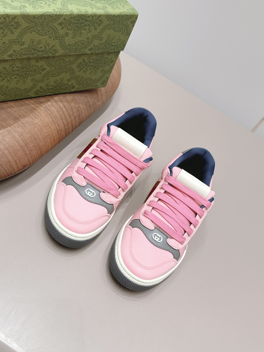 NO:900122,'Exclusive Top Edition' for Couples [Color-blocked Dirty Shoes for Couples] The G family's entire series of Gucci dirty shoes has been upgraded. Long-term production. GG Gucci series of distressed casual dirty shoes for the catwalk. ZP develops pure original version...metal double G crystal cylindrical mark...Gucc original pattern webbing...upper color rubbed cowhide frosted splicing classic double G cloth. Fabric: Original customized cowhide/colorblocking process. Lining: original customized breathable woven fabric. Feet: original customized cowhide injection molding. Outsole:  Original molded two-color TPU outsole Packaging: Original airplane box packaging Size: 35-44 (40 for women and 45 for men. Customization is not returnable) Color: Official website updated simultaneously, casual shoes/sports shoes, gucci, gucci, gucci, sneakers, cowhide19860909情侣《独家顶级版本》【情侣拼色小脏鞋】 G家古驰小脏鞋全系列升级 长期做货 GG古奇系列做旧休闲小脏鞋走秀款 ZP开发纯原版本……金属双G水晶圆柱形标……Gucc原版纹织带……鞋面擦色牛皮磨砂拼接经典双G布 面料: 原版定制牛皮/拼色工艺 内里: 原版定制透气织布 垫脚: 原版定制牛皮注塑成型 大底: 原版开模双色TPU大底 包装: 原版飞机盒包装 码数: 35-44（女40男45.定制不退换） 颜色:官网同步更新,休闲鞋/运动鞋,gucci,gucci,gucci,sneakers,cowhide,Women's Shoes