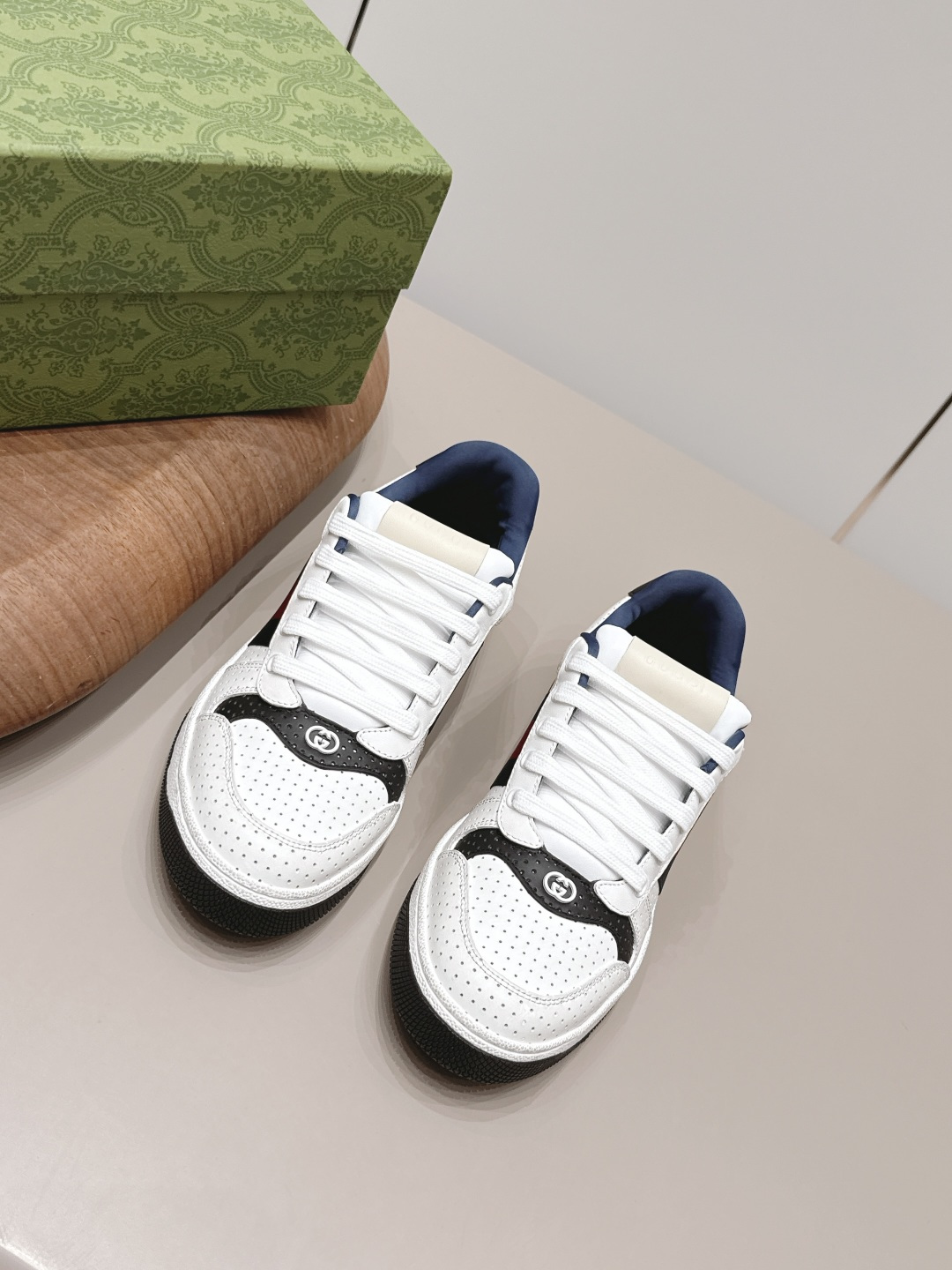NO:900129,Couple's 'Exclusive Top Version' [Color-blocked Dirty Shoes for Couples] The whole series of G's Gucci dirty shoes has been upgraded. Long-term production. GG Gucci series of old casual dirty shoes for the catwalk. ZP develops pure original version...metal double G crystal cylindrical mark...Gucc original pattern webbing...upper color rubbed cowhide frosted stitching classic double G cloth. Fabric: original custom cowhide/punching process. lining: original custom breathable woven fabric. Foot: original custom cowhide injection molding. Outsole:  Original molded two-color TPU outsole Packaging: Original airplane box packaging Size: 35-44 (40 for women and 45 for men. Customization is not returnable) Color: Official website updated simultaneously, casual shoes/sports shoes, gucci, gucci, gucci, sneakers, cowhide19860909情侣《独家顶级版本》【情侣拼色小脏鞋】 G家古驰小脏鞋全系列升级 长期做货 GG古奇系列做旧休闲小脏鞋走秀款 ZP开发纯原版本……金属双G水晶圆柱形标……Gucc原版纹织带……鞋面擦色牛皮磨砂拼接经典双G布 面料: 原版定制牛皮/冲孔工艺 内里: 原版定制透气织布 垫脚: 原版定制牛皮注塑成型 大底: 原版开模双色TPU大底 包装: 原版飞机盒包装 码数: 35-44（女40男45.定制不退换） 颜色:官网同步更新,休闲鞋/运动鞋,gucci,gucci,gucci,sneakers,cowhide,Women's Shoes