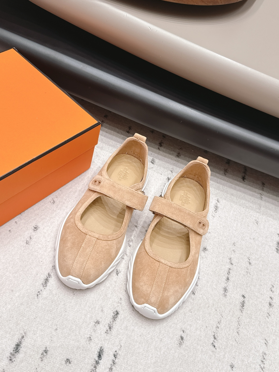 NO:900137,'Exclusive top version' Hermes 26vs new spring and summer casual shoes series... Classic sports style + British color matching design, classic and durable!  Original inverted mold last, ultimate 1:1 shape, imported high-end mesh material showing exquisite texture!  Open the mold to customize the A-level high-density private mold outsole with luxurious packaging!  Unique quality, the fabric is original customized cow velvet, the lining is original customized sheepskin, the foot pads are original customized sheepskin, the outsole is original molded TPU molded bottom, the packaging is original full set of packaging, the code number is 35-39 (40.41. customized), the color is updated simultaneously on the official website, casual shoes/sports shoes, hermes, hermes, sneakers, sheepskin19860909《独家顶级版本》 Hermes爱马*仕26vs春夏新款休闲鞋系列…… 经典运动风格+英伦拼色设计,经典耐看！原版倒模楦型,极致1:1形体,进口高端网料呈现出精致质感！开模定制A级高密私模大底,奢华包装！独-无二品质, 面料原版定制牛绒 内里原版定制羊皮 垫脚原版定制羊皮 大底原版开模TPU成型底 包装原版全套包装 码数35-39（40.41.定制） 颜色官网同步更新,休闲鞋/运动鞋,hermes,hermes,sneakers,sheepskin,Women's Shoes