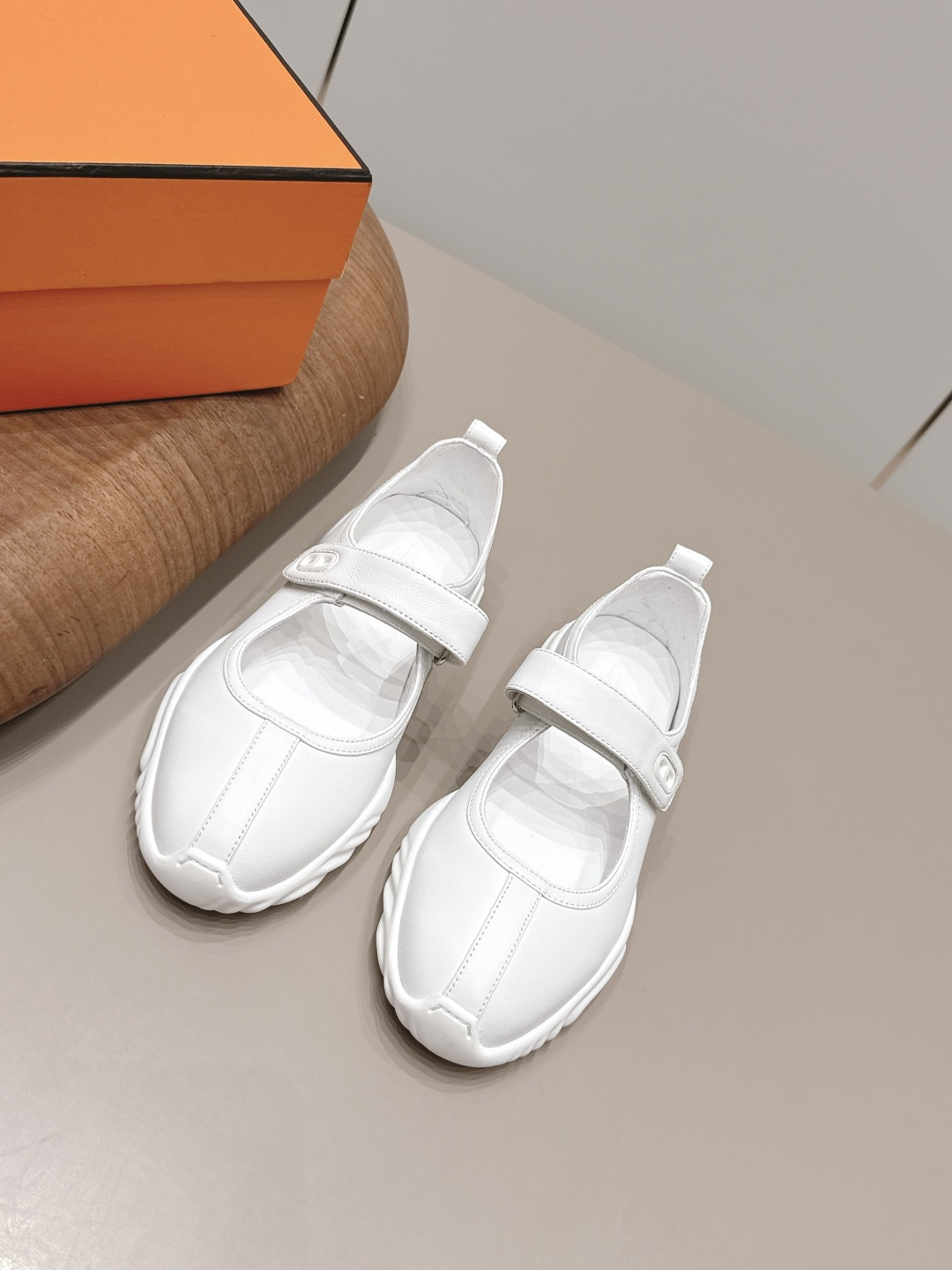 NO:900143,'Exclusive top version' Hermes 26vs new spring and summer casual shoes series... Classic sports style + British color matching design, classic and durable!  Original inverted mold last, ultimate 1:1 shape, imported high-end mesh material showing exquisite texture!  Open the mold to customize the A-level high-density private mold outsole with luxurious packaging!  Unique quality, original custom-made cowhide fabric, original custom-made sheepskin lining, original custom-made sheepskin for feet, original open-molded TPU outsole, original complete packaging, code number 35-39 (40.41.customized), color official website updated simultaneously, casual shoes/sports shoes, hermes, hermes, sneakers, cowhide, sheepskin19860909《独家顶级版本》 Hermes爱马*仕26vs春夏新款休闲鞋系列…… 经典运动风格+英伦拼色设计,经典耐看！原版倒模楦型,极致1:1形体,进口高端网料呈现出精致质感！开模定制A级高密私模大底,奢华包装！独-无二品质, 面料原版定制牛皮 内里原版定制羊皮 垫脚原版定制羊皮 大底原版开模TPU成型底 包装原版全套包装 码数35-39（40.41.定制） 颜色官网同步更新,休闲鞋/运动鞋,hermes,hermes,sneakers,cowhide,sheepskin,Women's Shoes