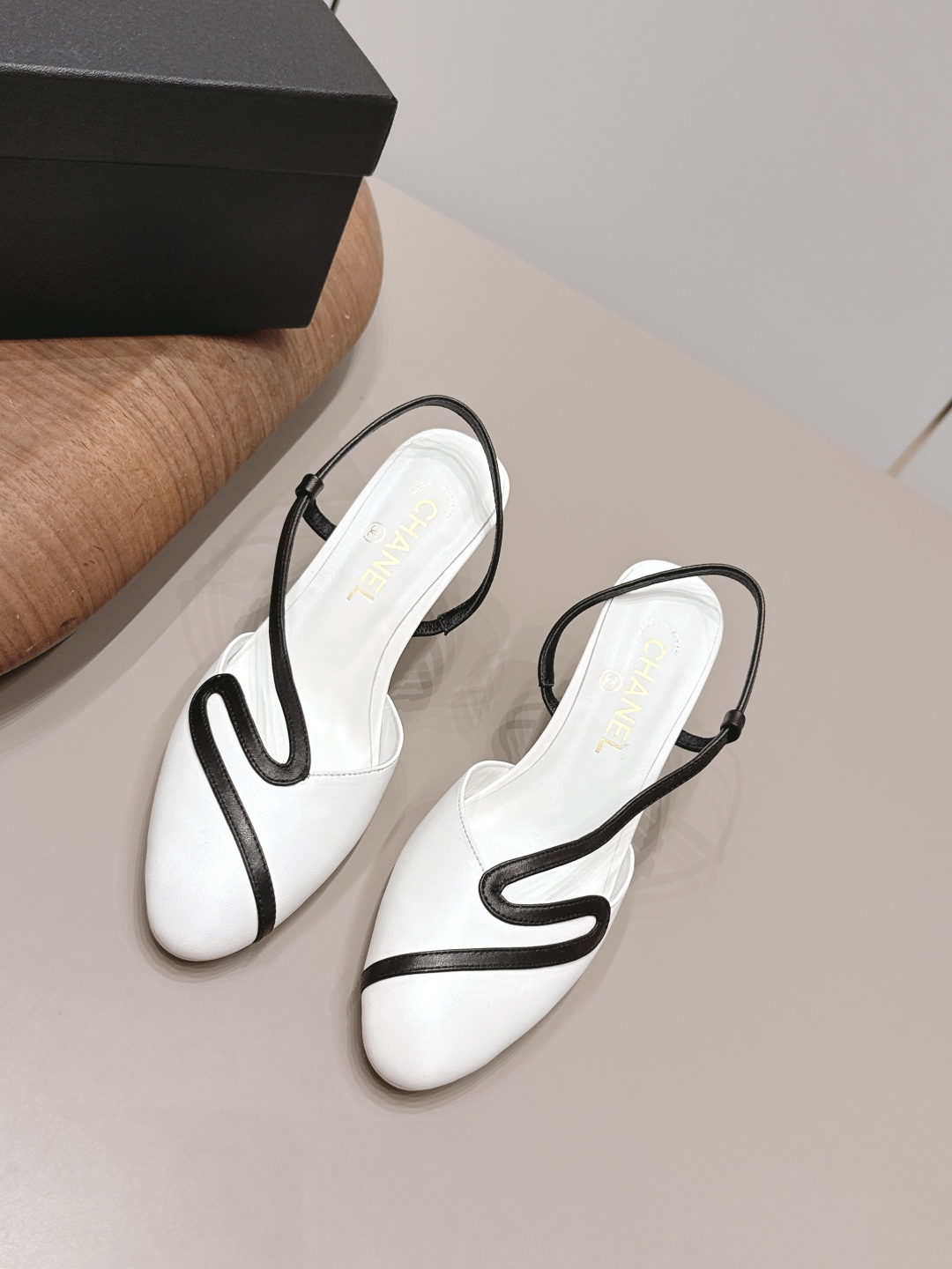 NO:900142,: 'Exclusive top version' CHANE* Xiaoxiang 26 vs the latest fashion sandals series in the spring and summer counters... [Round-toe color-blocked sandals] Ms. Chanel loves simple and irresistible styles. The combination shows a unique dressing style, free mix and match to shine in place and follow the fashionable pace of Grandma Tongxiang!  !  !  The top-notch craftsmanship and texture are perfectly presented. No matter any details, you can compare them with the counters. You can enter and exit the counters at will with the best quality products!  !  Fabric: Original customized/sheepskin/color matching Lining: Original customized sheepskin Foot pads: Original customized sheepskin Outsole: Original customized leather sole Heel height: 7.5cm Size: 35-39 (40.41.42. Customization is non-refundable) Packaging: Original full set of packaging Color: Official website updated simultaneously, high heels and sandals, chanel, chanel, sandals, high heels, sheepskin19860909: 《独家顶级版本》 CHANE*小香26vs春夏专柜最新时装凉鞋系列……【圆头拼色凉鞋】 香奈儿女士钟爱简约又难以抗拒系 搭配展现与众不同的穿搭风格、自由混搭闪耀到位跟紧香奶奶时尚步伐！！！ 顶级工艺质感完美呈现,无论任何细节均可对比专柜,最好级别的顶级货,随意进出专柜！！ 面料: 原版定制/羊皮/拼色 内里: 原版定制羊皮 垫脚: 原版定制羊皮 大底: 原版定制真皮底 跟高: 7.5cm 码数: 35-39（40.41.42.定制不退换） 包装: 原版全套包装 颜色:官网同步更新,高跟鞋凉鞋,chanel,chanel,sandals,high heels,sheepskin,Women's Shoes