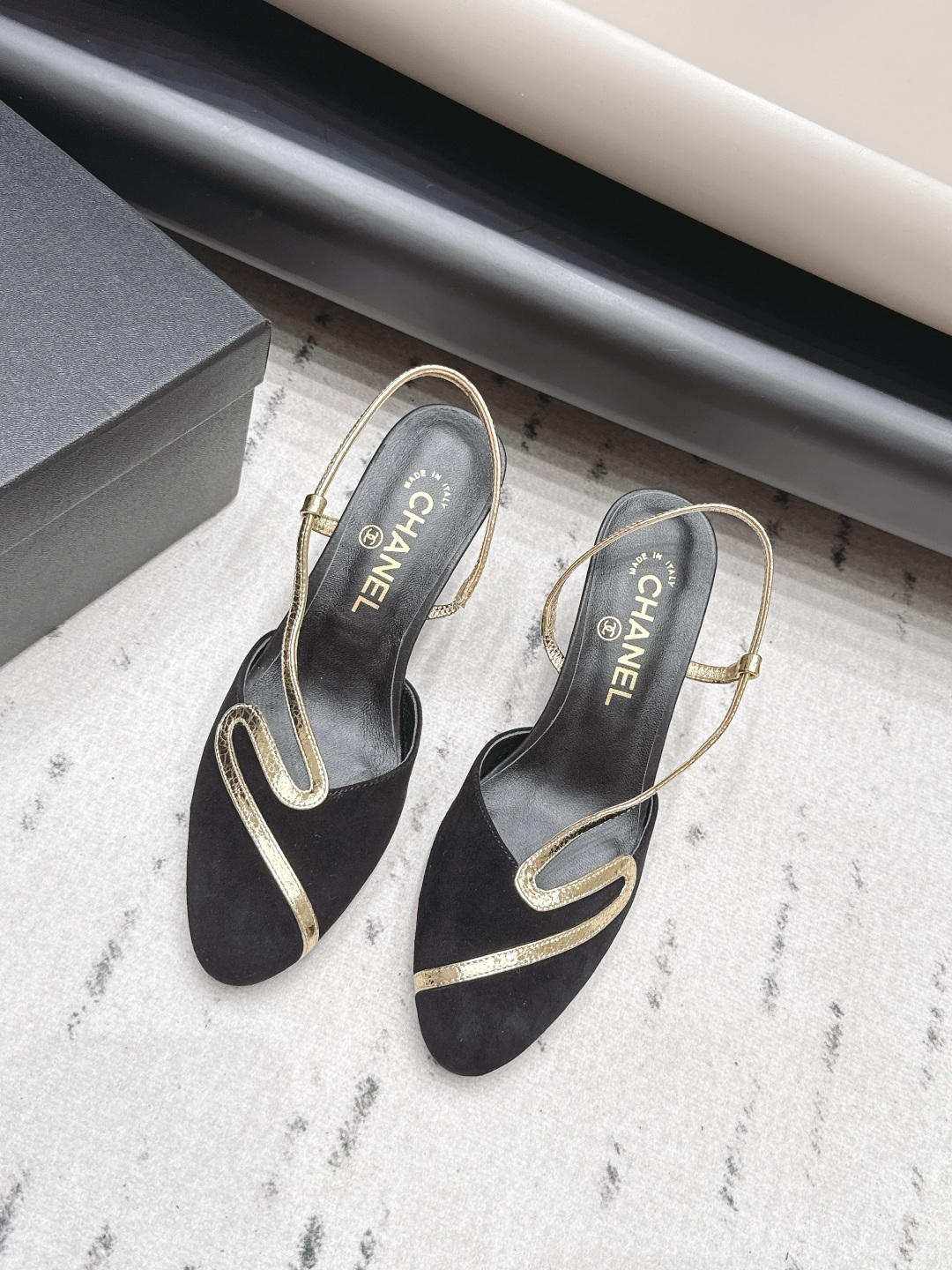 NO:900148,: 'Exclusive top version' CHANE* Xiaoxiang 26 vs the latest fashion sandals series in the spring and summer counters... [Round-toe color-blocked sandals] Ms. Chanel loves simple and irresistible styles. The combination shows a unique dressing style, free mix and match to shine in place and follow the fashionable pace of Grandma Tongxiang!  !  !  The top-notch craftsmanship and texture are perfectly presented. No matter any details, you can compare them with the counters. You can enter and exit the counters at will with the best quality goods!  !  Fabric: Original customized/cashmere/sheepskin/color matching Lining: Original customized sheepskin Foot pads: Original customized sheepskin Outsole: Original customized leather sole Heel height: 7.5cm Size: 35-39 (40.41.42. Customization is non-returnable) Packaging: Original full set of packaging Color: Official website updated simultaneously, high heels and sandals, chanel, chanel, sandals, high heels, sheepskin19860909: 《独家顶级版本》 CHANE*小香26vs春夏专柜最新时装凉鞋系列……【圆头拼色凉鞋】 香奈儿女士钟爱简约又难以抗拒系 搭配展现与众不同的穿搭风格、自由混搭闪耀到位跟紧香奶奶时尚步伐！！！ 顶级工艺质感完美呈现,无论任何细节均可对比专柜,最好级别的顶级货,随意进出专柜！！ 面料: 原版定制/羊绒/羊皮/拼色 内里: 原版定制羊皮 垫脚: 原版定制羊皮 大底: 原版定制真皮底 跟高: 7.5cm 码数: 35-39（40.41.42.定制不退换） 包装: 原版全套包装 颜色:官网同步更新,高跟鞋凉鞋,chanel,chanel,sandals,high heels,sheepskin,Women's Shoes