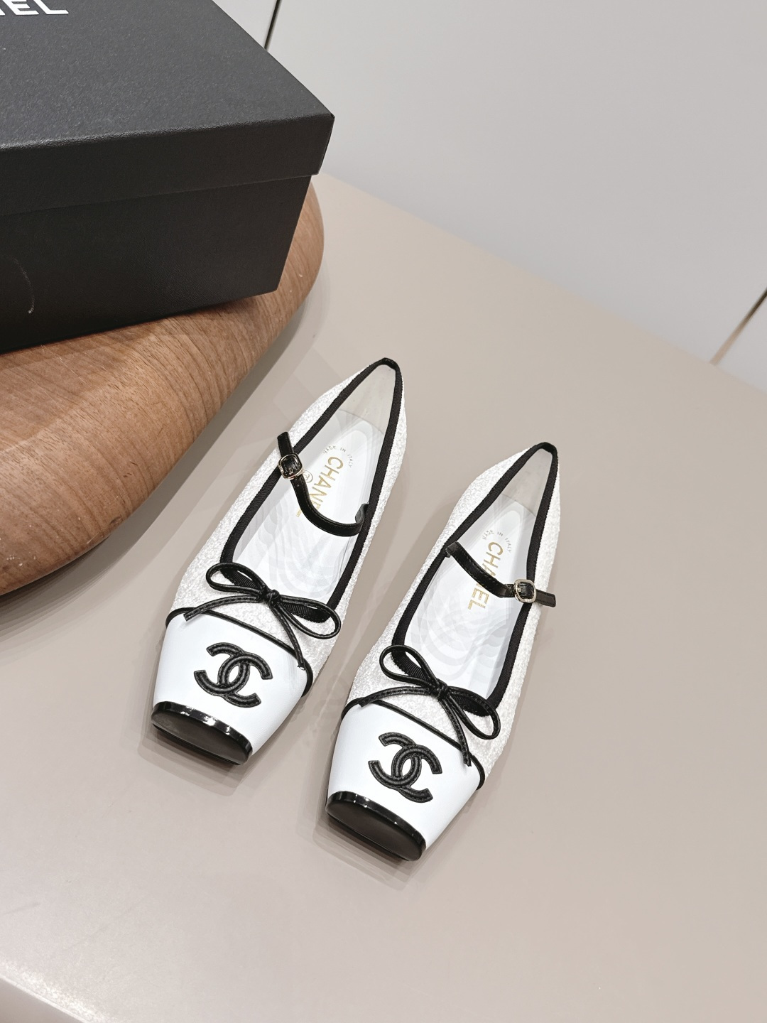 NO:900109,: 'Exclusive top version' CHANE* Xiaoxiang 26 vs the latest fashion shoe series in the early autumn counter... [Square-toe color-blocked flat shoes] Ms. Chanel loves simple and irresistible styles. The combination shows a unique dressing style, free mix and match to shine in place and follow the fashionable steps of Grandma Xiang!  !  !  The top-notch craftsmanship and texture are perfectly presented. No matter any details, you can compare them with the counters. You can enter and exit the counters at will with the best quality goods!  !  Fabric: Original custom/beads/sheepskin/color-matching craftsmanship Lining: original custom sheepskin Foot pads: original custom sheepskin Outsole: original custom leather combination sole Heel height: 1.0cm Size: 35-39 (40.41.42. Customization is non-returnable) Packaging: Original full set of packaging Color: official website updated simultaneously, half slippers, chanel, chanel, sheepskin19860909: 《独家顶级版本》 CHANE*小香26vs早秋专柜最新时装单鞋系列……【方头拼色平底单鞋】 香奈儿女士钟爱简约又难以抗拒系 搭配展现与众不同的穿搭风格、自由混搭闪耀到位跟紧香奶奶时尚步伐！！！ 顶级工艺质感完美呈现,无论任何细节均可对比专柜,最好级别的顶级货,随意进出专柜！！ 面料: 原版定制/珠片/羊皮/拼色工艺 内里: 原版定制羊皮 垫脚: 原版定制羊皮 大底: 原版定制真皮组合底 跟高: 1.0cm 码数: 35-39（40.41.42.定制不退换） 包装: 原版全套包装 颜色:官网同步更新,半拖单鞋,chanel,chanel,sheepskin,Women's Shoes