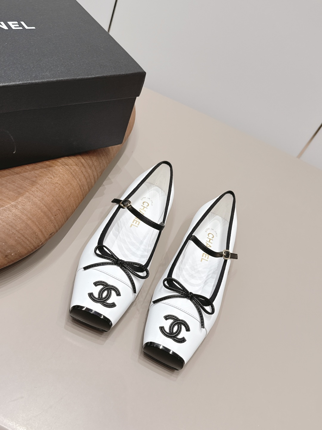 NO:900102,: 'Exclusive top version' CHANE* Xiaoxiang 26 vs the latest fashion shoe series in the early autumn counter... [Square-toe color-blocked flat shoes] Ms. Chanel loves simple and irresistible styles. The combination shows a unique dressing style, free mix and match to shine in place and follow the fashionable steps of Grandma Xiang!  !  !  The top-notch craftsmanship and texture are perfectly presented. No matter any details, you can compare them with the counters. You can enter and exit the counters at will with the best quality goods!  !  Fabric: Original customized sheepskin/color matching process Lining: Original customized sheepskin Foot pads: Original customized sheepskin Outsole: Original customized leather combination sole Heel height: 1.0cm Size: 35-39 (40.41.42. Customization is non-returnable) Packaging: Original full set of packaging Color: Official website updated simultaneously, half slippers, chanel, chanel, sheepskin19860909: 《独家顶级版本》 CHANE*小香26vs早秋专柜最新时装单鞋系列……【方头拼色平底单鞋】 香奈儿女士钟爱简约又难以抗拒系 搭配展现与众不同的穿搭风格、自由混搭闪耀到位跟紧香奶奶时尚步伐！！！ 顶级工艺质感完美呈现,无论任何细节均可对比专柜,最好级别的顶级货,随意进出专柜！！ 面料: 原版定制羊皮/拼色工艺 内里: 原版定制羊皮 垫脚: 原版定制羊皮 大底: 原版定制真皮组合底 跟高: 1.0cm 码数: 35-39（40.41.42.定制不退换） 包装: 原版全套包装 颜色:官网同步更新,半拖单鞋,chanel,chanel,sheepskin,Women's Shoes