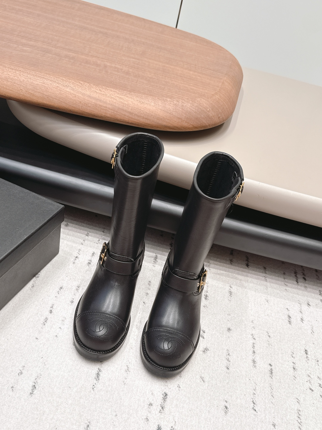 NO:900159,: 'Exclusive top version' CHANE* Xiaoxiang 26 vs the latest boots series in the early autumn counter... [Round-toe slip-on mid-boots] Ms. Chanel loves simplicity and irresistibility. The combination shows a unique dressing style, free mix and match to shine in place and follow the fashionable pace of Grandma Tongxiang!  !  !  The top-notch craftsmanship and texture are perfectly presented. No matter any details, you can compare them with the counters. You can enter and exit the counters at will with the best quality goods!  !  Fabric: Original customized cowhide Lining: Original customized cowhide Foot: Original customized cowhide Outsole: Original customized leather welt combination sole Heel height: 4cm Size: 35-39 (40. Customization is non-returnable) Packaging: Original full set of packaging Color: Official website updated simultaneously, boots, chanel, chanel, boots, cowhide19860909: 《独家顶级版本》 CHANE*小香26vs早秋专柜最新靴子系列……【圆头一脚蹬中靴】  香奈儿女士钟爱简约又难以抗拒系 搭配展现与众不同的穿搭风格、自由混搭闪耀到位跟紧香奶奶时尚步伐！！！ 顶级工艺质感完美呈现,无论任何细节均可对比专柜,最好级别的顶级货,随意进出专柜！！ 面料: 原版定制牛皮 内里: 原版定制牛皮 垫脚: 原版定制牛皮 大底: 原版定制真皮沿条组合底 跟高: 4cm 码数: 35-39（40.定制不退换） 包装:原版全套包装 颜色:官网同步更新,靴子,chanel,chanel,boots,cowhide,Women's Shoes