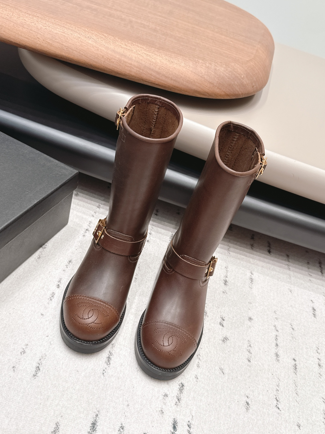 NO:900164,: 'Exclusive top version' CHANE* Xiaoxiang 26 vs the latest boots series in the early autumn counter... [Round-toe slip-on mid-boots] Ms. Chanel loves simplicity and irresistibility. The combination shows a unique dressing style, free mix and match to shine in place and follow the fashionable pace of Grandma Tongxiang!  !  !  The top-notch craftsmanship and texture are perfectly presented. No matter any details, you can compare them with the counters. You can enter and exit the counters at will with the best quality goods!  !  Fabric: Original customized cowhide Lining: Original customized cowhide Foot: Original customized cowhide Outsole: Original customized leather welt combination sole Heel height: 4cm Size: 35-39 (40. Customization is non-returnable) Packaging: Original full set of packaging Color: Official website updated simultaneously, boots, chanel, chanel, boots, cowhide19860909: 《独家顶级版本》  CHANE*小香26vs早秋专柜最新靴子系列……【圆头一脚蹬中靴】  香奈儿女士钟爱简约又难以抗拒系 搭配展现与众不同的穿搭风格、自由混搭闪耀到位跟紧香奶奶时尚步伐！！！ 顶级工艺质感完美呈现,无论任何细节均可对比专柜,最好级别的顶级货,随意进出专柜！！ 面料: 原版定制牛皮 内里: 原版定制牛皮 垫脚: 原版定制牛皮 大底: 原版定制真皮沿条组合底 跟高: 4cm 码数: 35-39（40.定制不退换） 包装:原版全套包装 颜色:官网同步更新,靴子,chanel,chanel,boots,cowhide,Women's Shoes