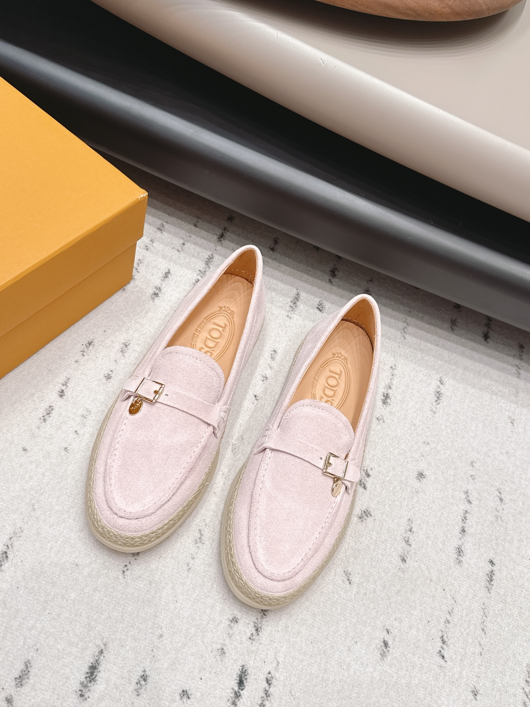 NO:900160,: 'Exclusive top version' TOD'S～2026vs the latest popular casual series in early autumn...[Horizontal hemp rope casual shoes] Original purchase, development and production TOD'S has a unique American retro style, with a solid leather shoe body and a versatile appearance with a retro atmosphere, paired with the brand's classic American flag logo. It has been loved by many fashion celebrities, and is often worn in private wear TOD'S shoes, neat and stylish... Fabric Original custom suede  Original customized cowhide lining, original customized cowhide for feet, original molded TPU outsole, original full set of packaging, code number 35-39 (40 customized, non-refundable) Color: official website updated simultaneously, Loafers, Tod's, loafers, cowhide, chamois leather19860909: 《独家顶级版本》  TOD'S～2026vs早秋最新爆款休闲系列…【横带麻绳休闲鞋】  原版购入开发 做货 TOD‘S 富有独特美式复古风格,以扎实的皮革鞋身与复古氛围的百搭外型,配搭品牌经典的美国国旗标志,获得许多时尚名人的喜爱,更经常于私下穿搭中穿戴 TOD'S 鞋款,俐落有型… 面料原版定制麂皮 内里原版定制牛皮 垫脚原版定制牛皮 大底原版开模TPU成型底 包装原版全套包装 码数35-39（40定制不退换） 颜色:官网同步更新,乐福鞋,Tod's,loafers,cowhide,chamois leather,Women's Shoes