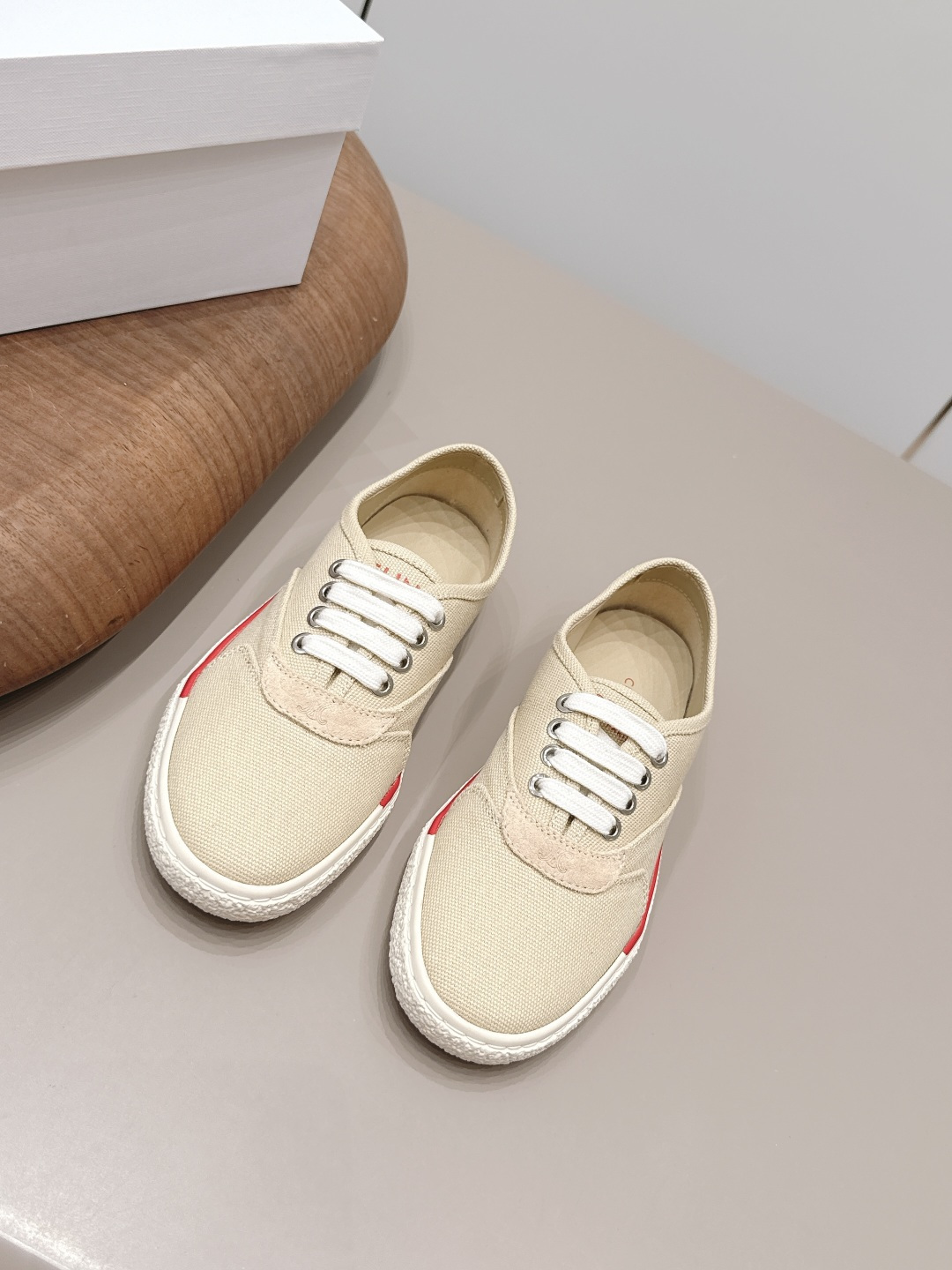 NO:900153,: 'Exclusive top version' CELlN*sai*lin 2026vs Paris fashion conference latest popular casual series... [Round-head canvas casual shoes] Fashion casual lover trendy counter authentic 1-1 early autumn Korean trend version!  The counter recommends a top quality product with perfect workmanship and perfect details, counter quality!  Contrasting color positioning and splicing design!  Fashionable and casual personality!  Look like a goddess on your feet!  Simple line design, three-dimensional cutting, super invincible style, looks good no matter how you match it, super popular elements and colors, the whole set is youthful and beautiful, relaxed and eye-catching in the crowd, casual, comfortable, fashionable and versatile, a high-quality casual suit without any sense of age... Fabric: Original customized military canvas Lining: Original customized sheepskin Footing: Original customized sheepskin Outsole: Original molded TPU molded sole Packaging: Original full set of packaging Code number:  35-39 (40.41. Customization is non-refundable) Color: Official website updated simultaneously, casual shoes/sports shoes, sneakers, sheepskin19860909: 《独家顶级版本》 CELlN*赛*琳2026vs巴黎时装发布会最新爆款休闲系列……【圆头帆布休闲鞋】 时尚潮流休闲情女潮流款专柜正品1-1早秋韩潮流版！专柜推荐一个顶级好东西做工,细节都堪称完美,专柜品质！撞色定位拼接设计！时尚休闲个性！上脚大气女神范！简约线条设计,立体剪栽,超级无敌有范儿,怎么搭配都好看,超级流行的元素和颜色整套穿着青春靓丽,轻松自在的在人群中吸晴养眼穿着效果,休闲舒适又时尚百搭,没有年龄感的高品质休闲套装…… 面料: 原版定制军工帆布 内里: 原版定制羊皮 垫脚: 原版定制羊皮 大底: 原版开模TPU成型底 包装: 原版全套包装 码数: 35-39（40.41.定制不退换） 颜色:官网同步更新,休闲鞋/运动鞋,sneakers,sheepskin,Women's Shoes