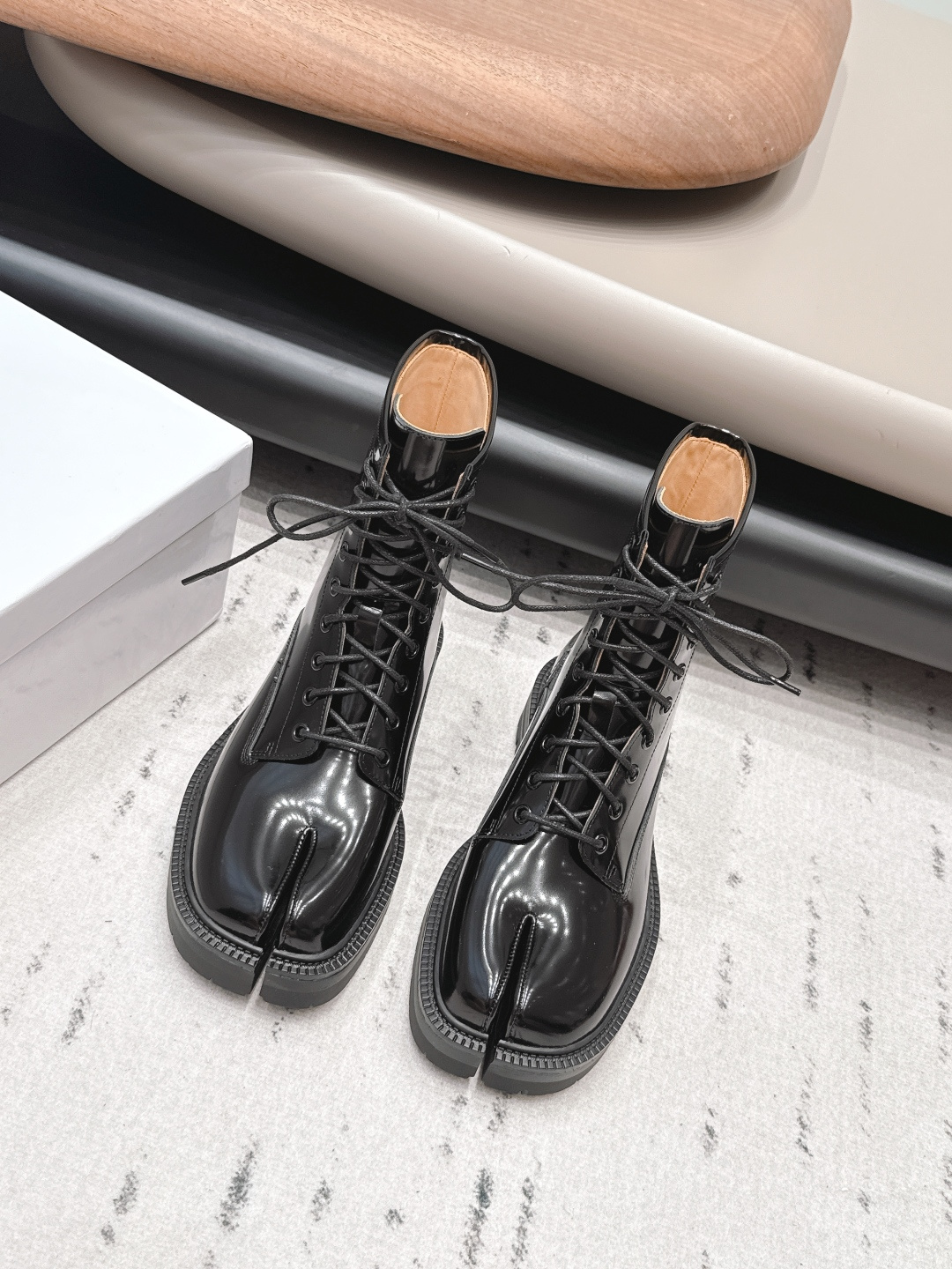 NO:900171,: 'Exclusive top version' Maison Margiela 26 vs early autumn new fashion boots series... [Split-toe thick-soled strappy short boots] The original version offers one-to-one comfort, better wrapping, full personality, and easy to match with various styles of clothes... Fabric: Original customized open edge beads/cow leather Lining: Original customized water-dyed cowhide Foot pads: Original customized water-dyed cowhide Outsole: Original molded combination sole Heel height: 4cm Size:  35-39 (40.41. Customization is non-refundable) Packaging: original full set of packaging Color: official website updated simultaneously, boots, masion margiela, boots, cowhide19860909: 《独家顶级版本》 Maison Margiela马吉拉26vs早秋新款时装靴系列……【分趾厚底绑带短靴】 原版一比一打造舒适度,包裹性都比较好,个性十足,很好驾驭各种风格衣服搭配…… 面料: 原版定制开边珠/牛皮 内里: 原版定制水染牛皮 垫脚: 原版定制水染牛皮 大底: 原版开模组合底 跟高: 4cm 码数: 35-39（40.41.定制不退换） 包装:原版全套包装 颜色:官网同步更新,靴子,masion margiela,boots,cowhide,Women's Shoes