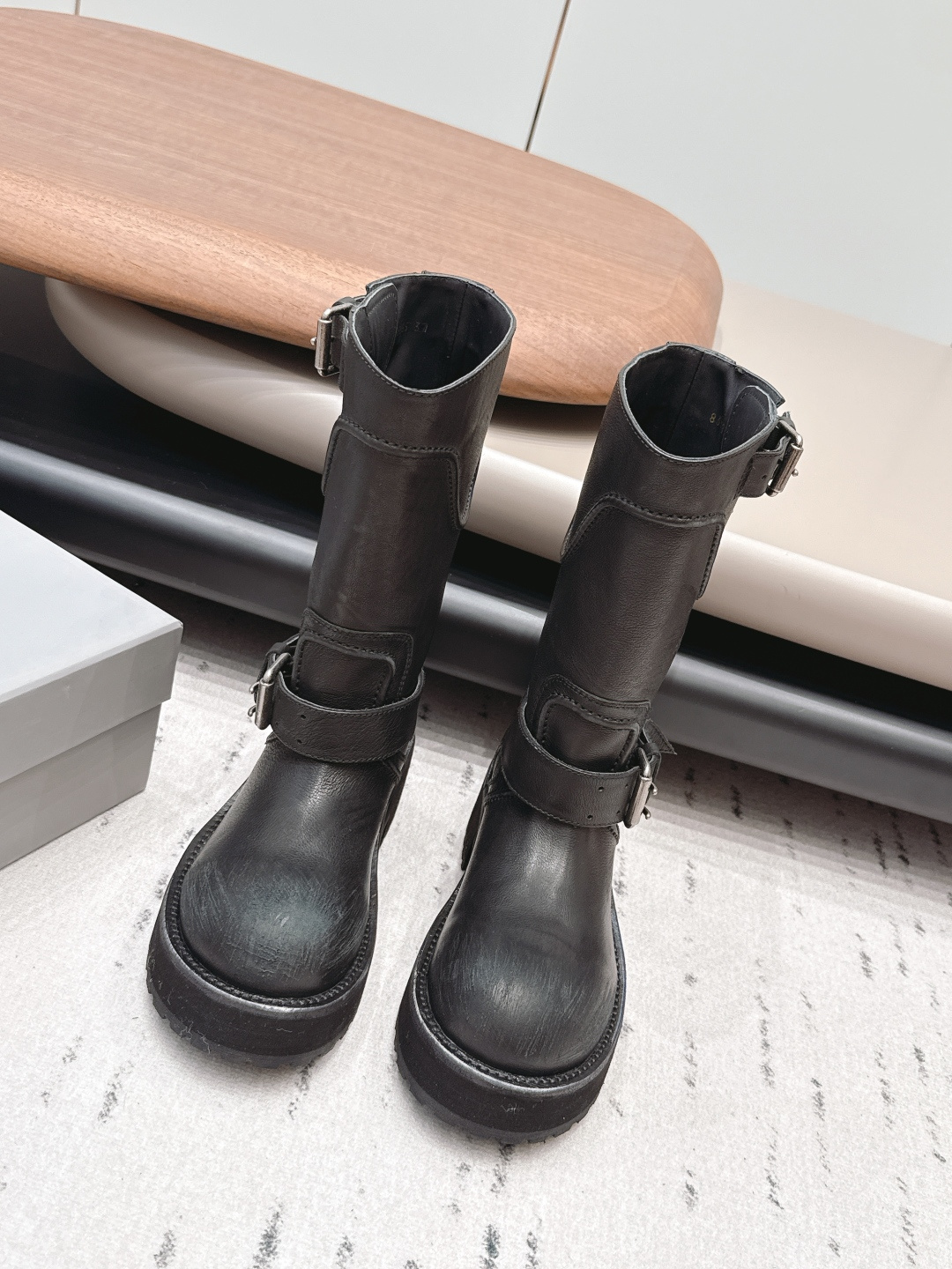 NO:900152,: 'Exclusive top version' BALENCIAG* Balenciaga 2026 vs early autumn new boots series... [Round-toe retro thick-soled mid-boots] Balenciaga has released boots again this year!  The chubby big head is so cute!  The dark retro Roman boots are really slimming and have a huge chance of turning heads!  The disassembly of the original version is not only the same as the original material, but also the small details are the same as ZP!  Fabric: Original customized cowhide Lining: Original customized cowhide Feet: Original customized cowhide Outsole: Original molded negative/wear-resistant velvet/genuine leather welt combination Packaging: Original full set of packaging Number of yards: 35-39 (40 customizations are non-returnable) Color: Official simultaneous update, boots, balenciaga, balenciaga, boots, cowhide19860909: 《独家顶级版本》 BALENCIAG*巴黎世*家2026vs早秋新款靴子系列……【圆头复古厚底中靴】 巴黎世家今年又出战靴！胖嘟嘟大头这么可爱啊！黑暗系的复古罗马靴真的太显瘦了 回头率巨高！原版拆解不仅是材质和原版一样就连小细节都跟zp无区别！ 面料: 原版定制牛皮 内里: 原版定制牛皮 垫脚: 原版定制牛皮 大底: 原版开模底片/耐磨绒/真皮沿条组合 包装: 原版全套包装 码数: 35-39（40定做不退换） 颜色:官方同步更新,靴子,balenciaga,balenciaga,boots,cowhide,Women's Shoes
