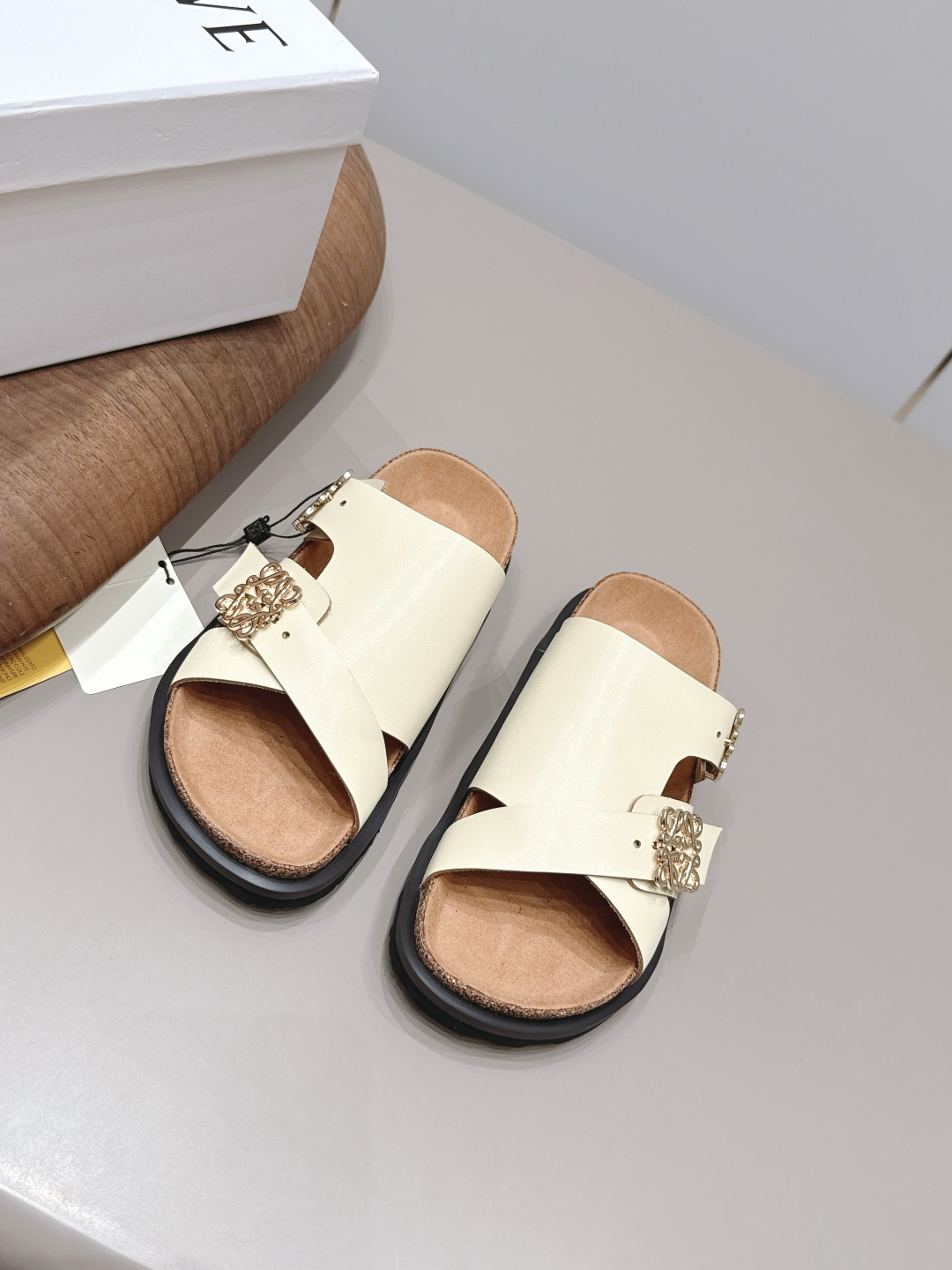 NO:900066,Couple's 'Exclusive Top Version' LOEW* LOEW* 26 vs the latest popular spring and summer series... [Couple Beach Thick-Soled Sandals] 26 years of top Italian designers, the latest element heel design, Valentine's Day limited edition, the detailed design is very interesting, and the overall shoe shape in the front is a very classic simple thin strap style, the collision of seriousness and humor, very dramatic ~ the ultimate interpretation of surrealism, full of surprising and novel camp aesthetics, full of fun.  Fabric original custom cowhide, lining original custom sheepskin, foot pads original custom cowhide, outsole original molded foam backing, heel height 3cm, size 35-44 (40 for women, 45 for men. Customized, non-returnable), packaging, original full set of packaging, color: official website synchronization update, slippers, loewe, slippers, cowhide, sheepskin19860909情侣《独家顶级版本》 LOEW*罗*意威26vs 春夏最新爆款系列…【情侣沙滩厚底凉拖】  26年意大利顶级设计师,最新元素鞋跟设 计,情人节限定款,细节设计极具趣味性,同时前面 整体鞋型又是很经典的简约细带款,严肃 与幽默的碰撞,很有戏剧感～超现实主义 的极致演绎 饱含出奇新意的坎普美学 妙 趣横生. 面料原版定制牛皮 内里原版定制羊皮 垫脚原版定制牛猄 大底原版开模发泡底片 跟高3cm 码数35-44（女40男45.定制不退换） 包装原版全套包装 颜色:官网同步 更新,拖鞋,loewe,slippers,cowhide,sheepskin,Women's Shoes