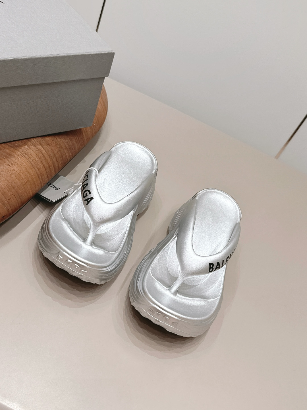 NO:900046,: 'Exclusive top version' Balenciaga Balenciaga 26 vs spring and summer sandals series... [Round-toe thick-soled sandals] Original purchase and development, one-to-one production Balenciaga. The overall shoe shape draws on the creative ideas of Balenciaga Track and Balenciaga Runner. It is equivalent to taking the Track shoe body while inheriting the Runner's streamlined shape and the beach thick-soled one-day molding process, used as a concave shape... Fabric: Original molded TPU one-piece molding Inner:  Original open-mold TPU one-piece molding Foot: Original open-mold TPU one-piece molding Outsole: Original open-mold TPU base sheet combination Code number: 35-39 (40. Customized) Packaging: Original full set of packaging Color: Official website updated simultaneously, split-toe shoes, balenciaga, balenciaga19860909: 《独家顶级版本》 Balenciaga巴黎世家26vs春夏凉拖系列……【圆头厚底凉拖】 原版购入开发,一比一做货Balenciaga 整体鞋型汲取了Balenciaga Track和Balenciaga Runner两款鞋型的创作思路 相当于把 Track鞋身的同时继承了 Runner的流线造型和沙滩厚底一天成型工艺,用作凹造型…… 面料: 原版开模TPU一体成型 内里: 原版开模TPU一体成型 垫脚: 原版开模TPU一体成型 大底: 原版开模TPU底片组合 码数: 35-39（40.定制） 包装: 原版全套包装 颜色:官网同步更新,分趾鞋,balenciaga,balenciaga,Women's Shoes