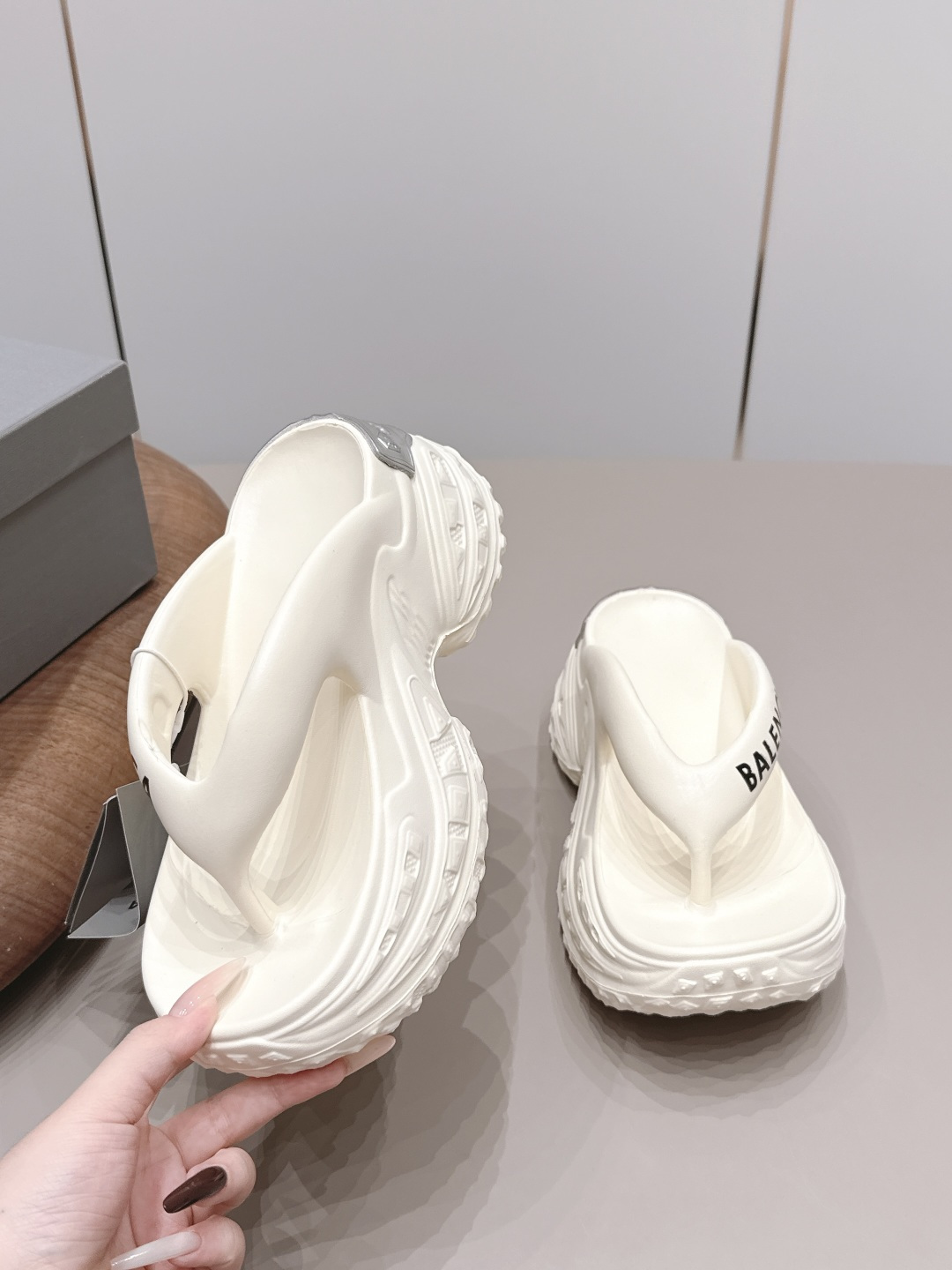 BalenciagaBalenciaga26vs 4