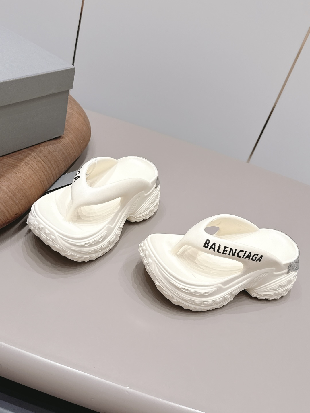 BalenciagaBalenciaga26vs 2