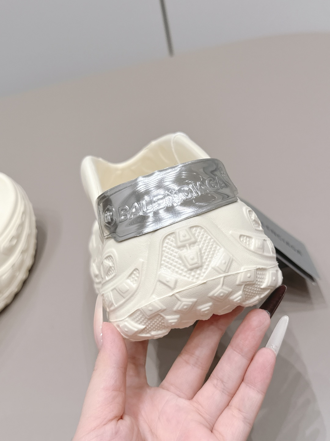 BalenciagaBalenciaga26vs 8