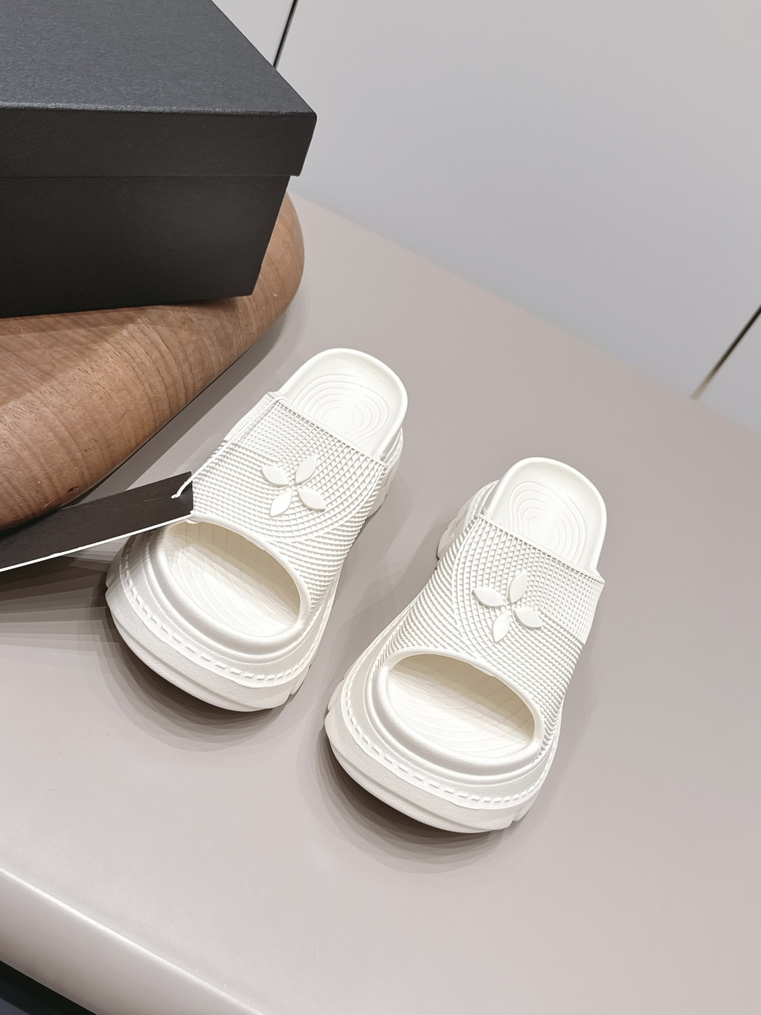 NO:900033,: 'Exclusive top version' SMFK (Tide) 2026 vs the latest hot thick-soled sandals series for spring and summer... [One-piece thick-soled sandals] Versatile minimalist style national trend, the new work inherits many popular elements of the brand and is bound to be a hit - it can be worn with narrow-leg jeans or mini skirts, and can also be layered with printed dresses to create a layered look. The details also ensure that the wear is secure and not easy to shift, creating a loose and lazy style... Fabric:  Original open-mold TPU one-piece molding Inner: Original open-mold TPU one-piece molding Foot: Original open-mold TPU one-piece molding Outsole: Original open mold TPU one-piece molding Heel height: 7.5cm Size: 35-39 Packaging: Original full set of packaging Color: Official website updated simultaneously, slippers, slippers, skirts, jeans19860909: 《独家顶级版本》 SMFK(Tide)2026vs春夏最新王炸厚底凉拖系列…【一体成型厚底凉拖】 百搭的极简风国潮,新作继承了诸多品牌制胜的流行元素,势必大热 ——可与窄腿牛仔裤或迷你裙同穿,也能与印花连衣裙打造叠穿造型,细节还确保穿着稳妥不易移位,营造松垮慵懒风…… 面料: 原版开模TPU一体成型 内里: 原版开模TPU一体成型 垫脚: 原版开模TPU一体成型 大底: 原版开模TPU一体成型 跟高: 7.5cm 码数: 35-39 包装: 原版全套包装 颜色: 官网同步更新,拖鞋,slippers,skirts,jeans,Women's Shoes