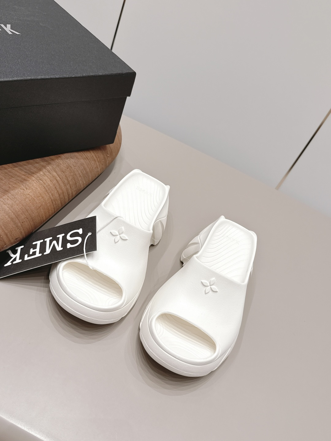 NO:900026,: 'Exclusive top version' SMFK (Tide) 2026 vs the latest hot thick-soled sandals series for spring and summer... [One-piece thick-soled sandals] Versatile minimalist style national trend, the new work inherits many popular elements of the brand and is bound to be a hit - it can be worn with narrow-leg jeans or mini skirts, and can also be layered with printed dresses to create a layered look. The details also ensure that the wear is secure and not easy to shift, creating a loose and lazy style... Fabric:  Original open-mold TPU one-piece molding Inner: Original open-mold TPU one-piece molding Foot: Original open-mold TPU one-piece molding Outsole: Original open mold TPU one-piece molding Heel height: 7.5cm Number of yards: 35-39 (40. Customization is non-returnable) Packaging: Original full set of packaging Color: Official website updated simultaneously, slippers, slippers, skirts, jeans19860909: 《独家顶级版本》 SMFK(Tide)2026vs春夏最新王炸厚底凉拖系列…【一体成型厚底凉拖】 百搭的极简风国潮,新作继承了诸多品牌制胜的流行元素,势必大热 ——可与窄腿牛仔裤或迷你裙同穿,也能与印花连衣裙打造叠穿造型,细节还确保穿着稳妥不易移位,营造松垮慵懒风…… 面料: 原版开模TPU一体成型 内里: 原版开模TPU一体成型 垫脚: 原版开模TPU一体成型 大底: 原版开模TPU一体成型 跟高: 7.5cm 码数: 35-39（40.定制不退换） 包装: 原版全套包装 颜色: 官网同步更新,拖鞋,slippers,skirts,jeans,Women's Shoes