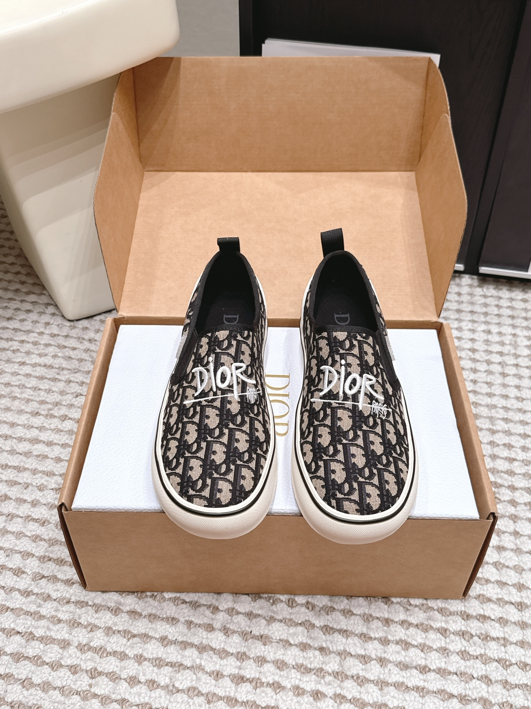 NO:887222,Purchasing Level #Men's Dior Oblique 26/Early Autumn New Style Flat-soled Slip-on Canvas Shoes Dior Oblique canvas shoes are Dior's classic series. The upper uses the iconic Oblique print, which is highly recognizable. The main tone is black with colorful letters, which is full of fashion sense. The rubber sole is comfortable and wear-resistant, and is suitable for daily outings or leisure.  The laceless design is super easy to put on and take off. The inner lining of the shoe is lined with the Dior logo and has exquisite details. The Oblique pattern has become a classic element of the brand since it was launched in 1961 and is deeply loved by fashion enthusiasts. The fabric is original custom canvas and the sole is original custom outsole. Size39-45 (customized for 45, non-returnable), loafers, dior, dior, loafers19860909代购级 #男款 Dior Oblique 26/早秋新款 平底 一脚蹬帆布鞋 Dior Oblique帆布鞋是迪奥经典系列,鞋面采用标志性Oblique印花,辨识度超高.黑色主调搭配多彩字母,时尚感满分.橡胶鞋底,穿着舒适又耐磨,日常出街或休闲都很合适. 无鞋带设计,穿脱超方便,鞋内衬有Dior标识,细节精致.Oblique图案自1961年推出,已成为品牌经典元素,深受时尚爱好者喜爱. 面料原版定制帆布 鞋底原版定制大底 Size39-45（45定做不退换）,乐福鞋,dior,dior,loafers,Women's Shoes