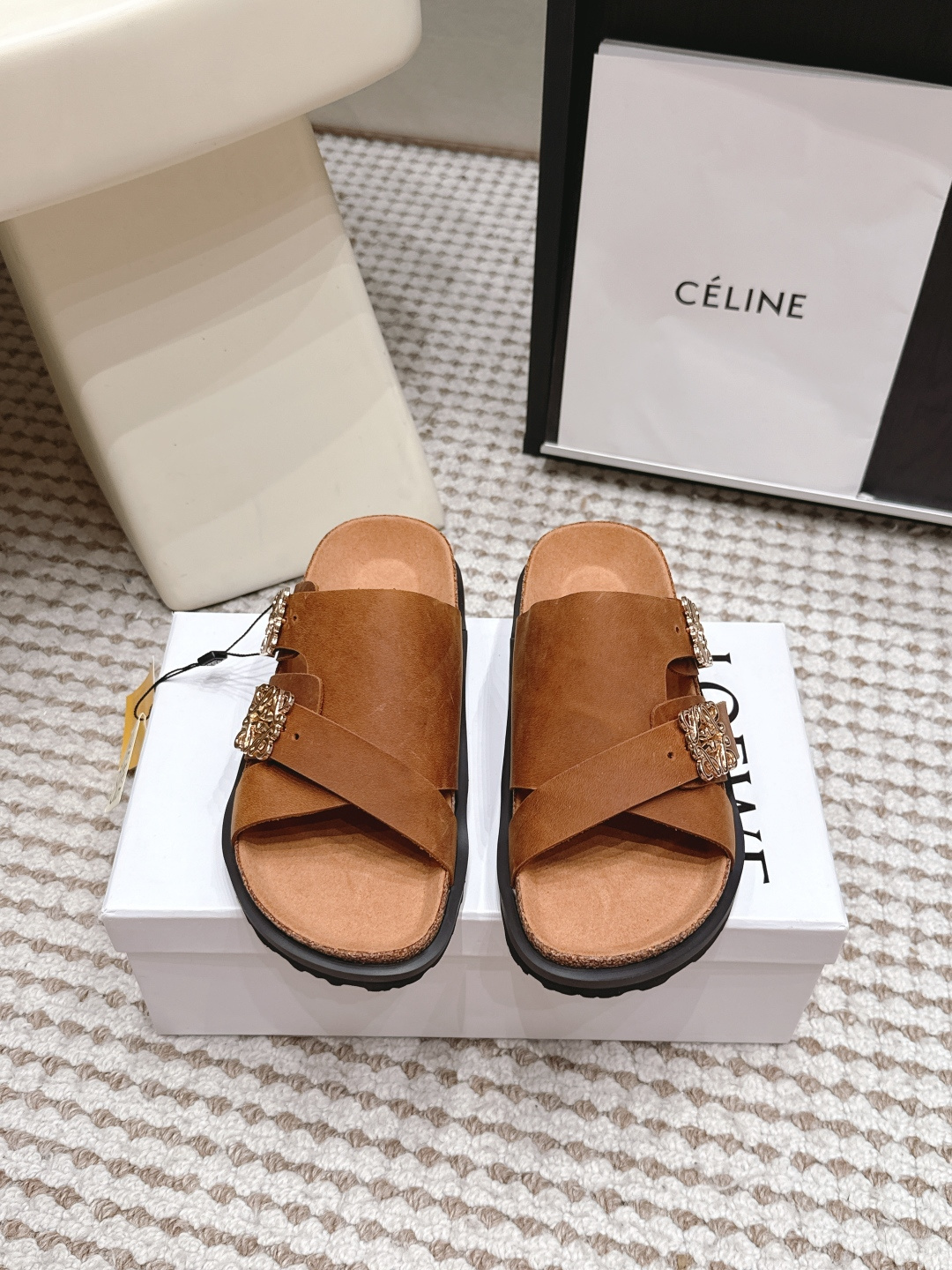 NO:887249,Purchasing agent level Loewe 26/Summer new flat slippers Loewe sandals are made of high-quality cowhide, the upper is simple and elegant, and it is matched with the brand's iconic metal decoration, which is highly recognizable. The cork sole is comfortable to wear and suitable for daily or holiday scenes. The metal buckle has exquisite details and shows high-end craftsmanship. The overall style is both modern and classic. It is great for casual wear in summer!  Fabric original customized fabric sole original customized outsole Size35-45 (40 for women and 45 for men, custom-made and non-returnable), slippers, loewe, slippers, cowhide19860909代购级 Loewe 26/夏季新款 平底 拖鞋 Loewe凉拖,选用优质牛皮,鞋面简约大方,搭配品牌标志性金属装饰,辨识度超高. 软木鞋底,穿着舒适,适合日常或度假场景.金属扣细节精致,展现高端工艺,整体风格兼具现代与经典,夏季搭配休闲服饰超有范儿！ 面料原版定制面料 鞋底原版定制大底 Size35-45（女40.男45定做不退换）,拖鞋,loewe,slippers,cowhide,Women's Shoes