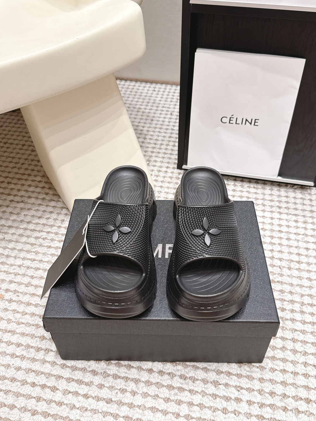 NO:887234,Purchasing agent level Smfk 26ss niche trendy brand's hot style embossed one-word thick-soled slippers with no sense of design. They are really attractive. The more I look at them, the more I like them!  The good news for short babies can directly lengthen their body proportions!  !  The shoe body is soft and comfortable, and the sole is wear-resistant and non-slip - and each color is very versatile. It is really suitable for this spring and summer. The heel height is 7cm. Size#35-40 (40 custom-made), slippers, slippers19860909代购级 Smfk 26ss 小众潮牌爆款没计感浮雕一字厚底拖鞋 爆真的是很耐看越看越喜欢！矮个子宝宝的福音直接拉长身材比例！！ 鞋身柔软舒适,鞋底耐磨防滑-而且每个颜色都非常百搭.真的太适合这个春夏   跟高7cm Size#35-40（40定做）,拖鞋,slippers,Women's Shoes