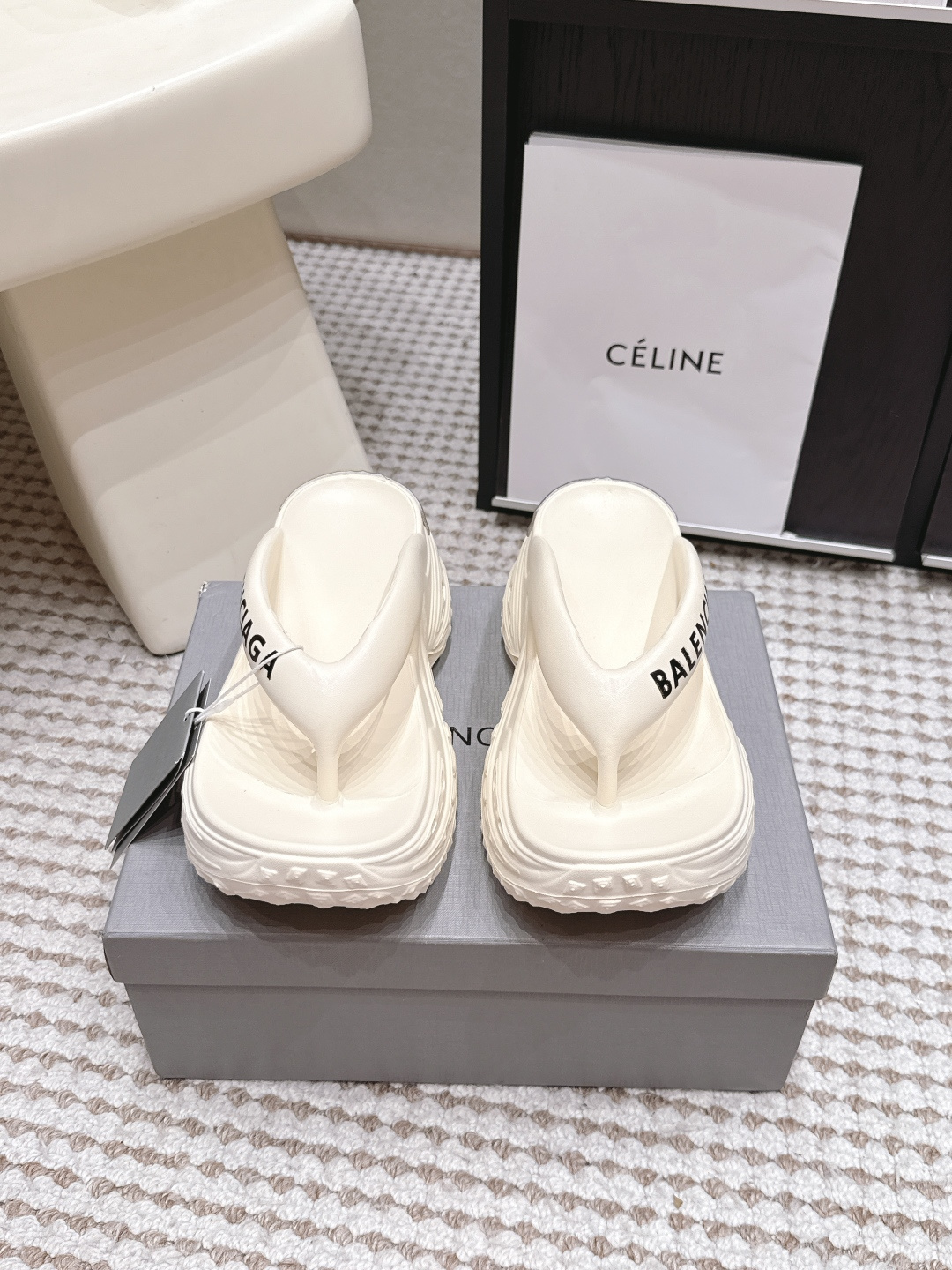 NO:887240,Purchasing agent Balenciaga 26/Summer new thick-soled flip-flops. Balenciaga's thick-soled flip-flops are made of black EVA foam material. They are light, soft and non-slip, and are super comfortable for daily wear!  The soles are thick and the height-increasing effect is obvious. You will not feel tired after walking for a long time. The toe strap is printed with the 'BALENCIAGA' logo, which is highly recognizable and has a perfect sense of fashion!  Whether it is at the seaside, on the beach or out on the street every day, it looks great with casual style, comfortable and trendy, and is loved by young people!  Fabric original customized fabric sole original customized outsole Size36-41 one size too small (custom-made 41 is non-refundable), split-toe shoes, balenciaga, balenciaga19860909代购级 Balenciaga 26/夏季新款 厚底人字拖鞋 巴黎世家这款厚底人字拖,采用黑色EVA发泡材质,轻便柔软又防滑,日常穿超舒服！鞋底厚实,增高效果明显,长时间走路也不累 夹趾带印有“BALENCIAGA”标志,辨识度超高,时尚感满分！无论海边、沙滩还是日常出街,搭配休闲风都很出彩,舒适又潮流,年轻人超爱！ 面料原版定制面料 鞋底原版定制大底 Size36-41 偏小一码（41定做不退换）,分趾鞋,balenciaga,balenciaga,Women's Shoes