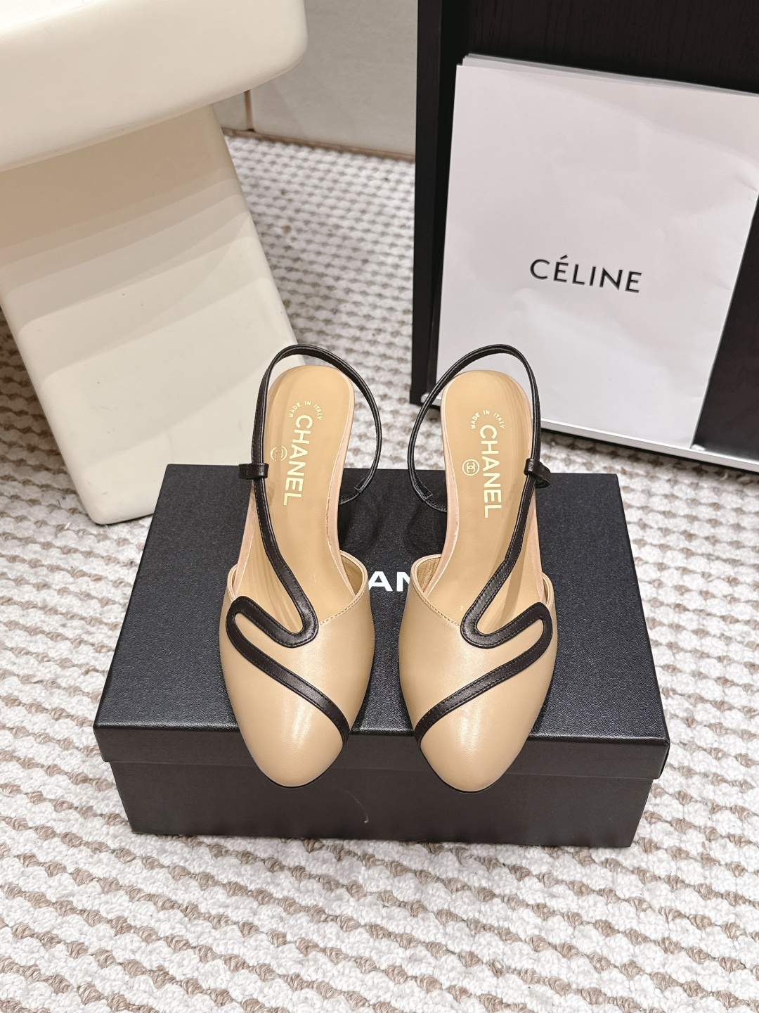 NO:887209,Purchasing agent CHANEL 26ss spring and summer show style back empty sandals. I was attracted by the golden flowing line high-heeled sandals at first sight. They are shoes with Latin dance characteristics, noble and elegant!  The upper is made of imported sheepskin/sheepkin, and the lining is tiptoe silk sheepskin. The foot feels super comfortable. The leather is very soft and skin-friendly. Italian imported genuine leather outsole Size35-41 (40 41 customized), sandals, chanel, chanel, sandals, sheepskin, sheep, Leather soles19860909代购级 CHANEL 香奈儿 26ss 春夏秀款 后空 凉鞋 第一眼看上就被种草了金色流动线条高跟凉鞋,极具拉丁舞特色的鞋子,高贵典雅！ 鞋面采用进口羊皮/羊京 内里踮脚丝绸羊皮 脚感超级舒服 皮料非常柔软亲肤 意大利进口真皮大底  Size35-41（40 41定制）,凉鞋,chanel,chanel,sandals,sheepskin,sheep,Leather soles,Women's Shoes
